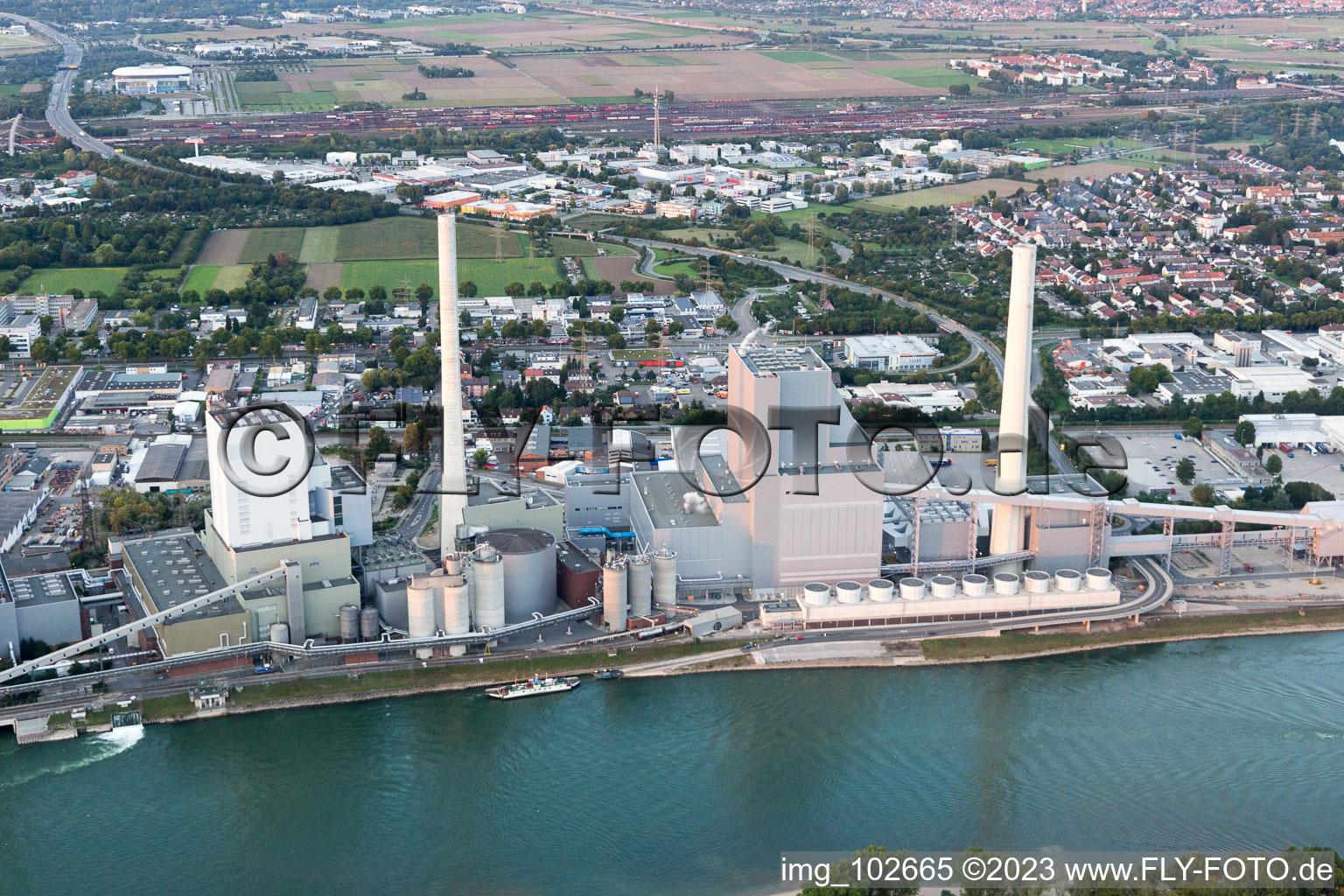 Vue oblique de Grande centrale électrique Mannheim sur le Rhin près de Neckarau à le quartier Rheinau in Mannheim dans le département Bade-Wurtemberg, Allemagne