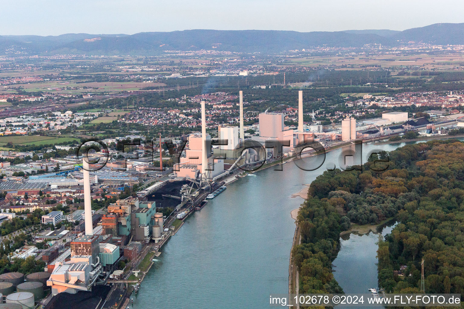 GKM à le quartier Neckarau in Mannheim dans le département Bade-Wurtemberg, Allemagne vue d'en haut