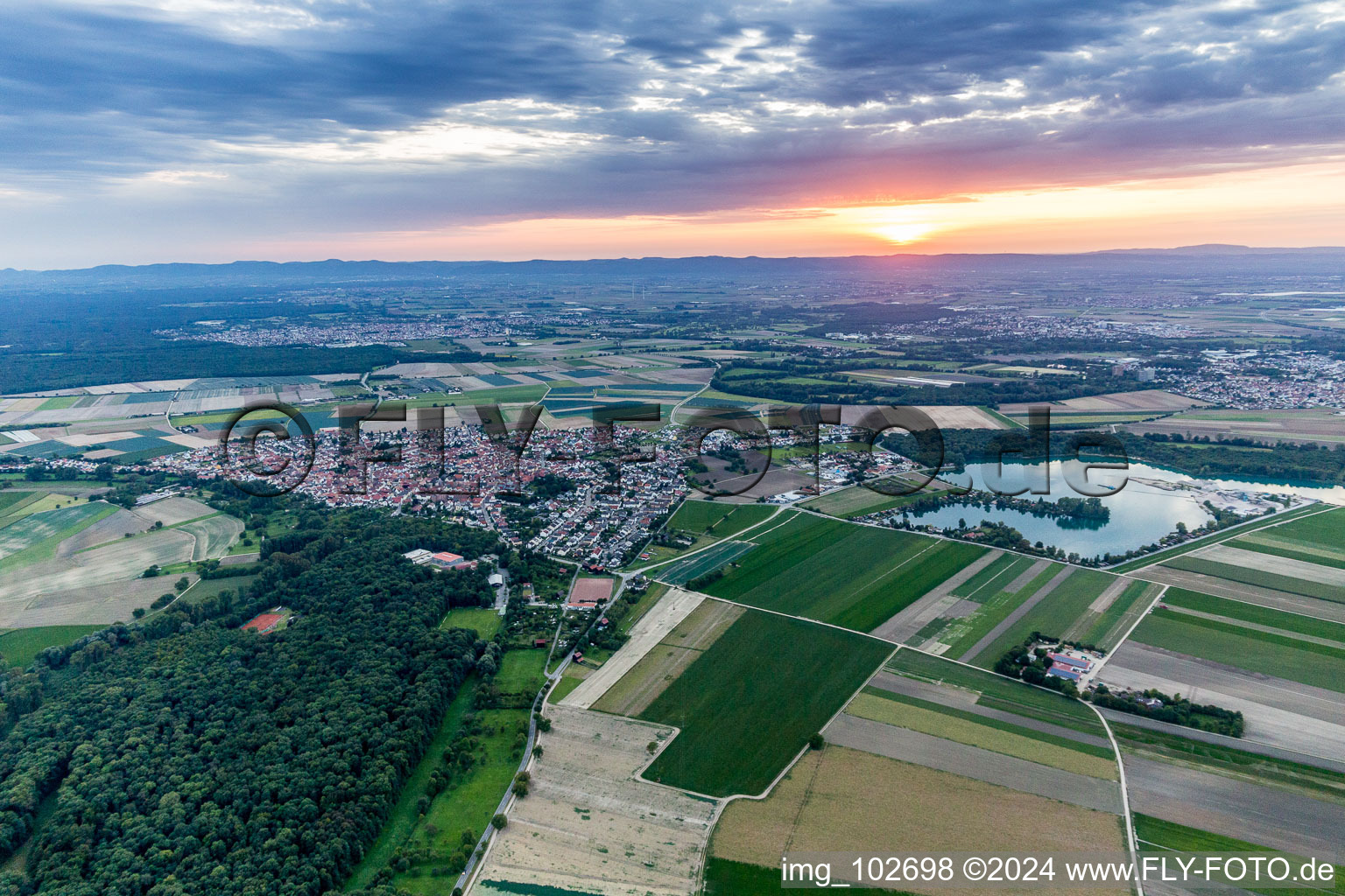 Vue aérienne de Coucher de soleil sur le paysage de la plaine du Rhin à Waldsee dans le département Rhénanie-Palatinat, Allemagne
