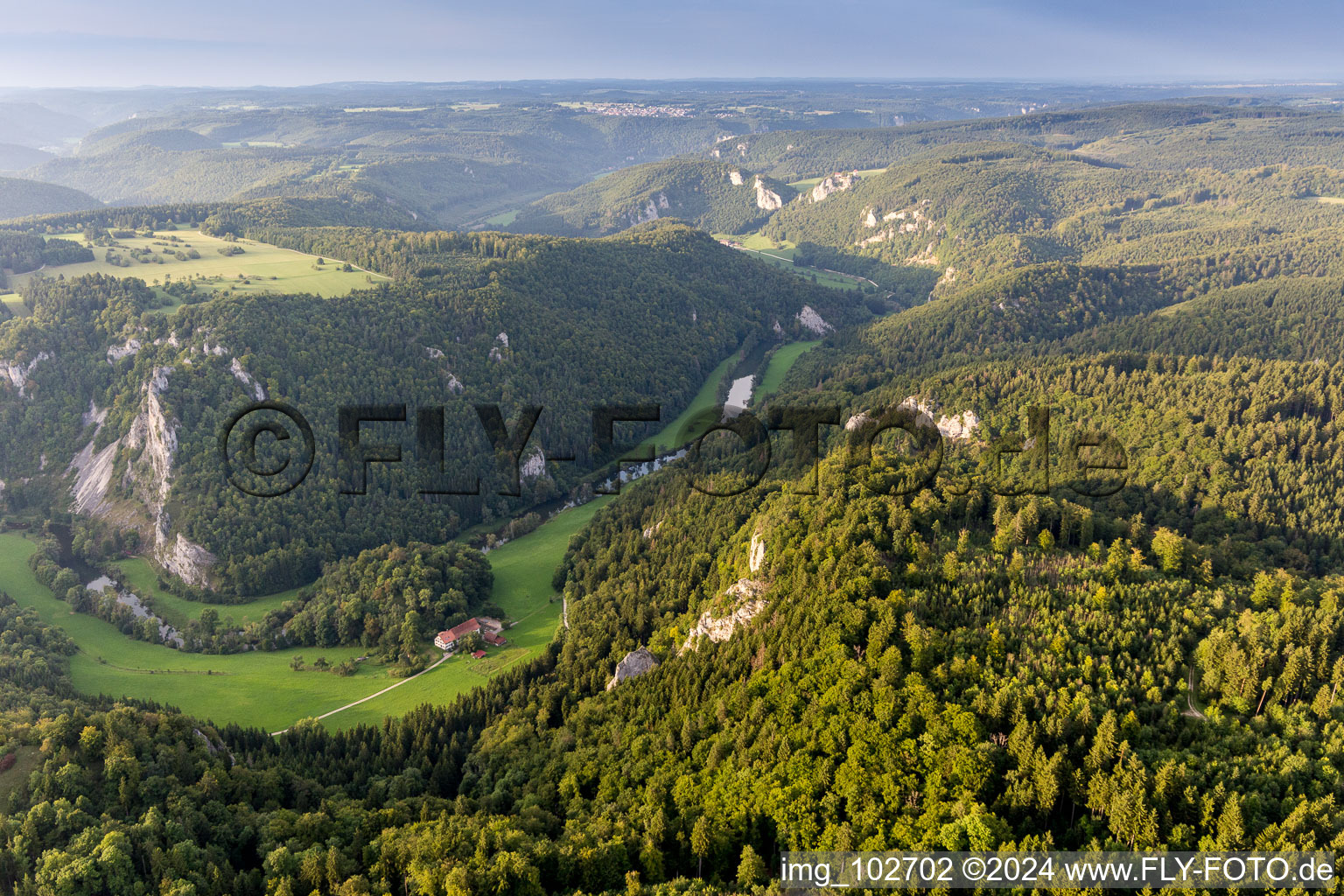 Vue aérienne de Boucle courbe entre les pentes karstiques boisées du Donauduchbruch sur le cours du Danube à Buchheim à Fridingen an der Donau dans le département Bade-Wurtemberg, Allemagne