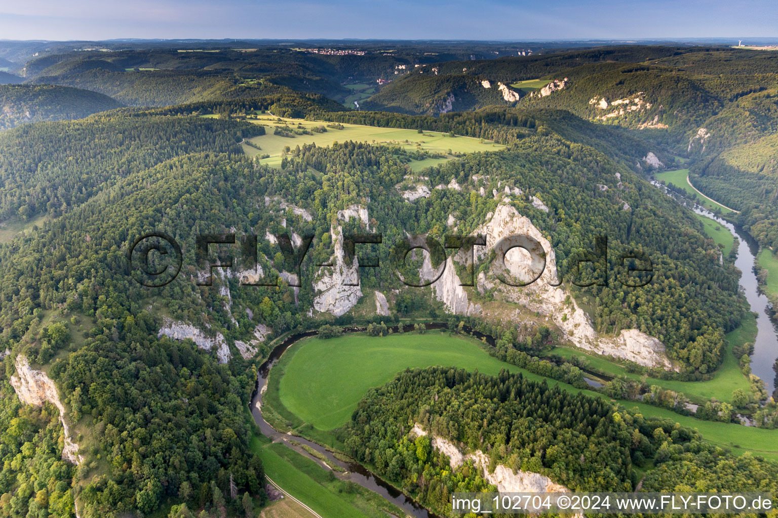 Vue aérienne de Boucle courbe entre les pentes karstiques boisées du Donauduchbruch sur le cours du Danube à Buchheim dans le département Bade-Wurtemberg, Allemagne