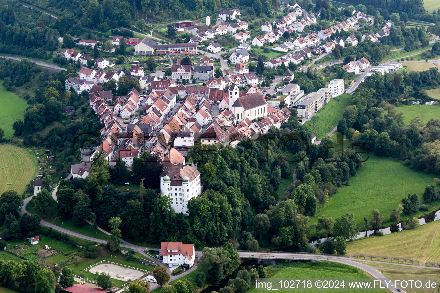 Vue aérienne de Serrure arrière à Mühlheim an der Donau dans le département Bade-Wurtemberg, Allemagne