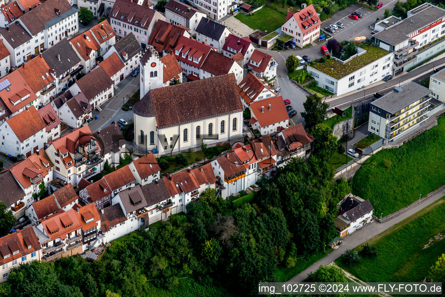 Vue aérienne de Bâtiment d'église dans le centre historique du centre-ville à Mühlheim an der Donau dans le département Bade-Wurtemberg, Allemagne