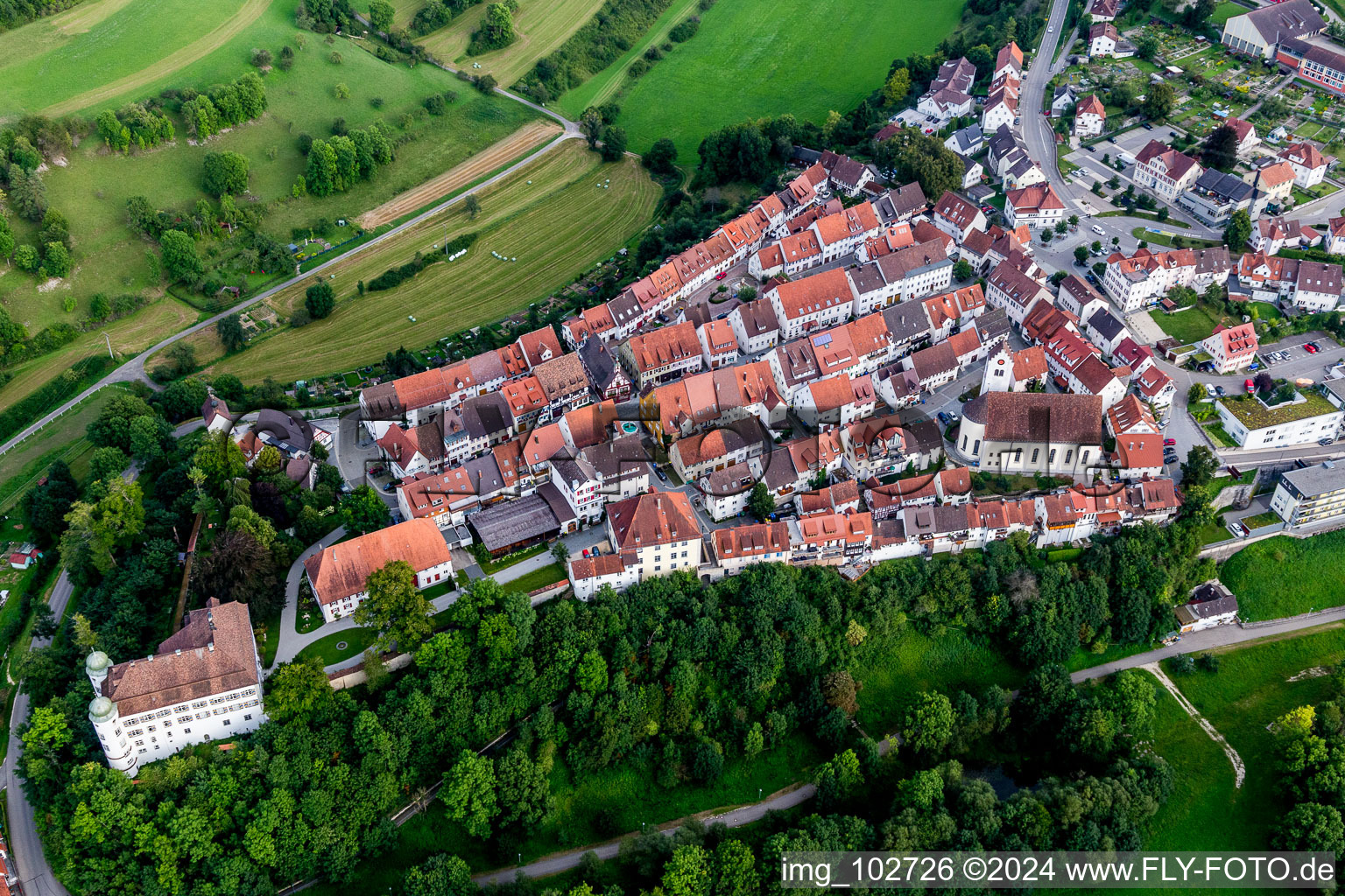 Vue aérienne de Bâtiment d'église dans le centre historique du centre-ville à Mühlheim an der Donau dans le département Bade-Wurtemberg, Allemagne