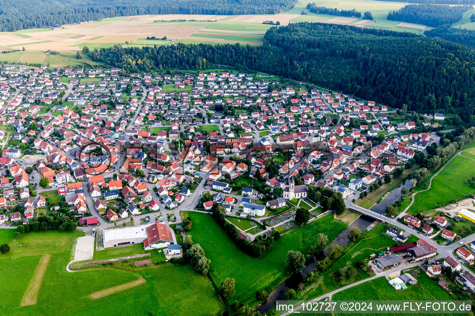 Vue aérienne de Vue des rues et des maisons des quartiers résidentiels à le quartier Nendingen in Tuttlingen dans le département Bade-Wurtemberg, Allemagne