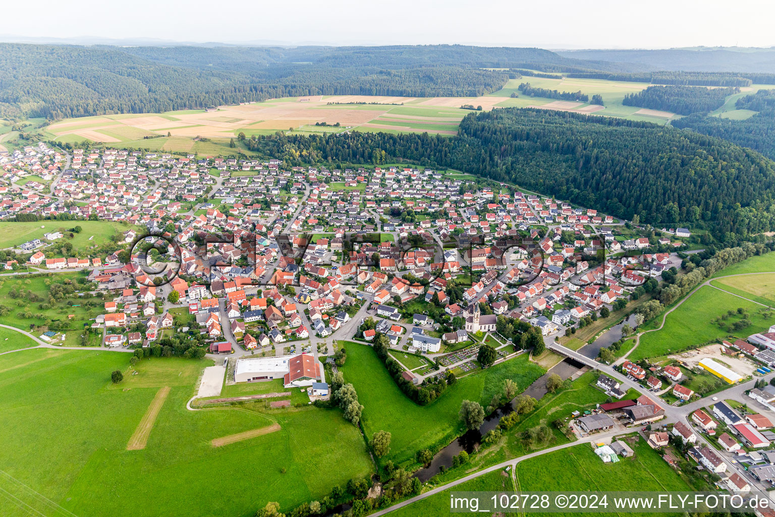 Vue aérienne de Vue des rues et des maisons des quartiers résidentiels à le quartier Nendingen in Tuttlingen dans le département Bade-Wurtemberg, Allemagne