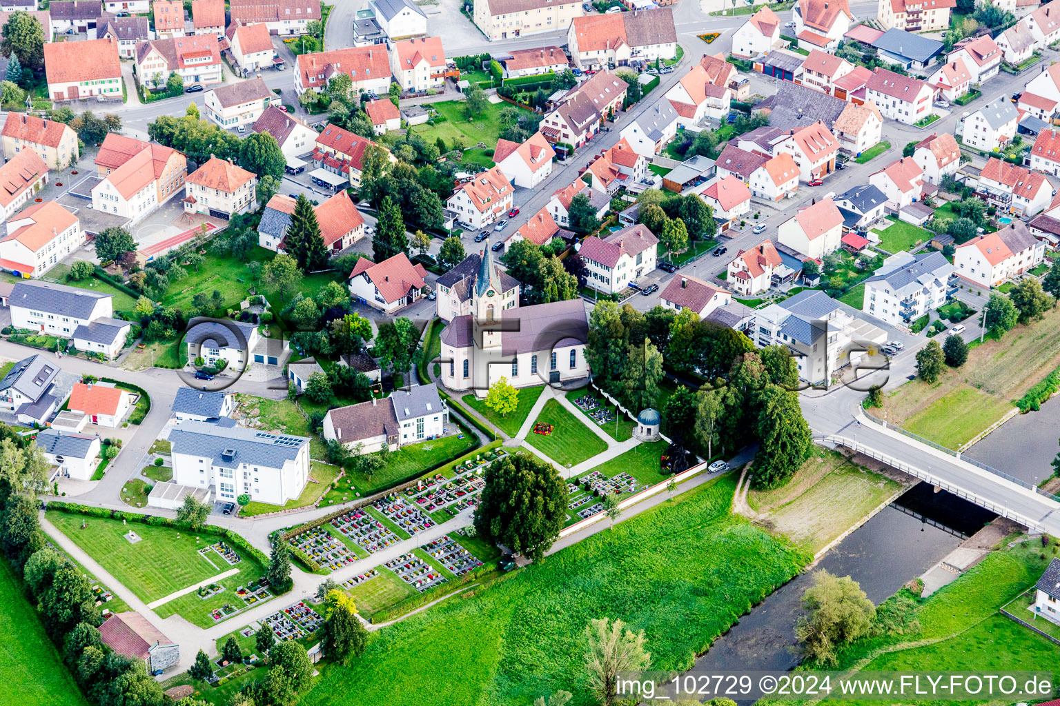 Vue aérienne de Chapelle sur le terrain du cimetière dans le quartier Nendingen à Tuttlingen à Nendingen dans le département Bade-Wurtemberg, Allemagne