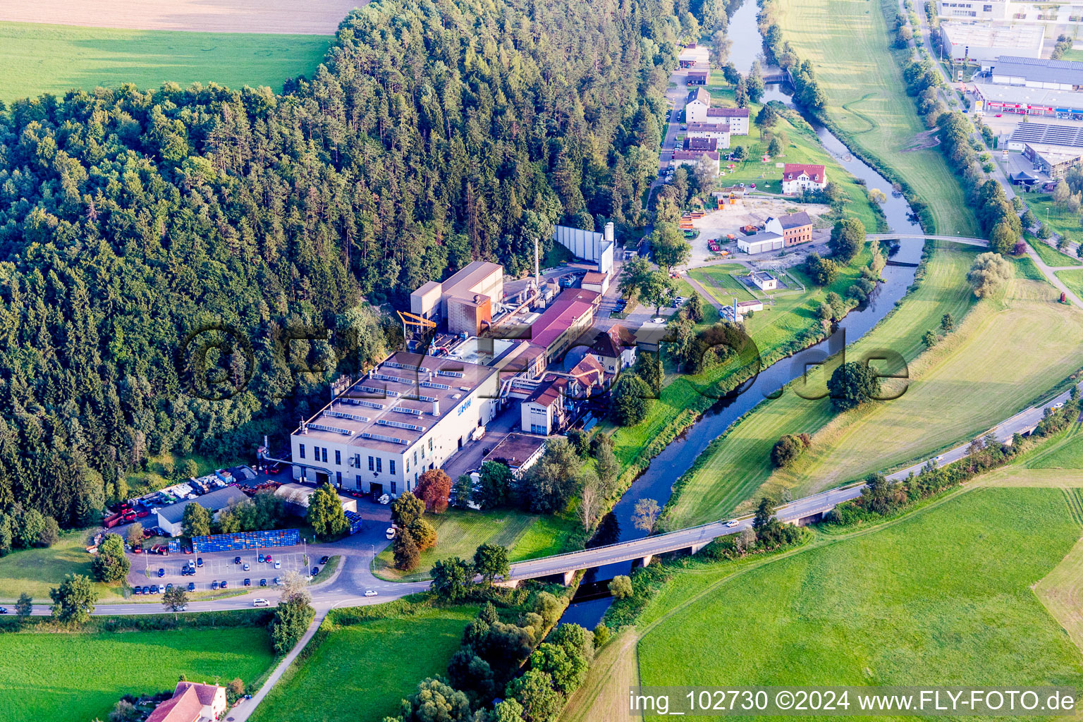 Vue aérienne de Sites de l'usine SHW Automotive GmbH sur le Danube à Tuttlingen dans le département Bade-Wurtemberg, Allemagne