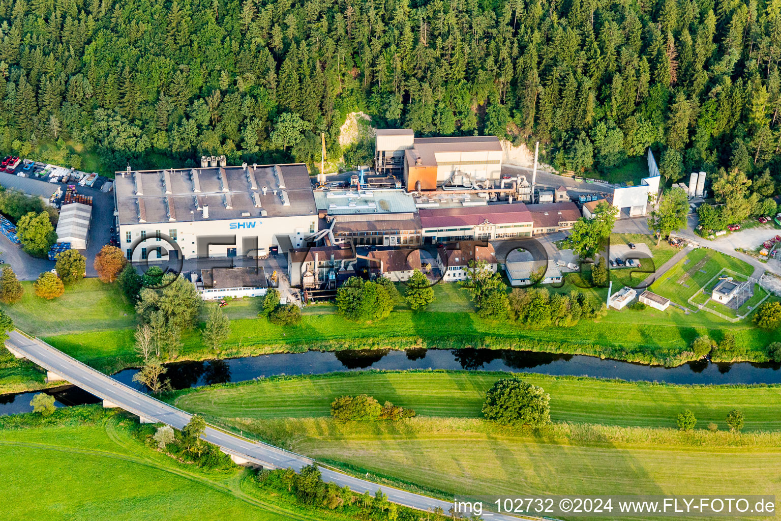 Vue aérienne de Sites de l'usine SHW Automotive GmbH sur le Danube à Tuttlingen dans le département Bade-Wurtemberg, Allemagne