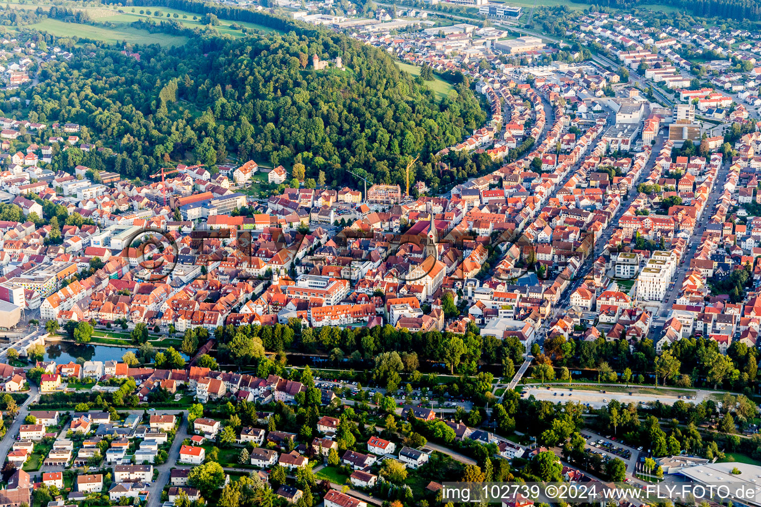 Vue aérienne de Vue sur la ville au bord du Danube à Tuttlingen dans le département Bade-Wurtemberg, Allemagne