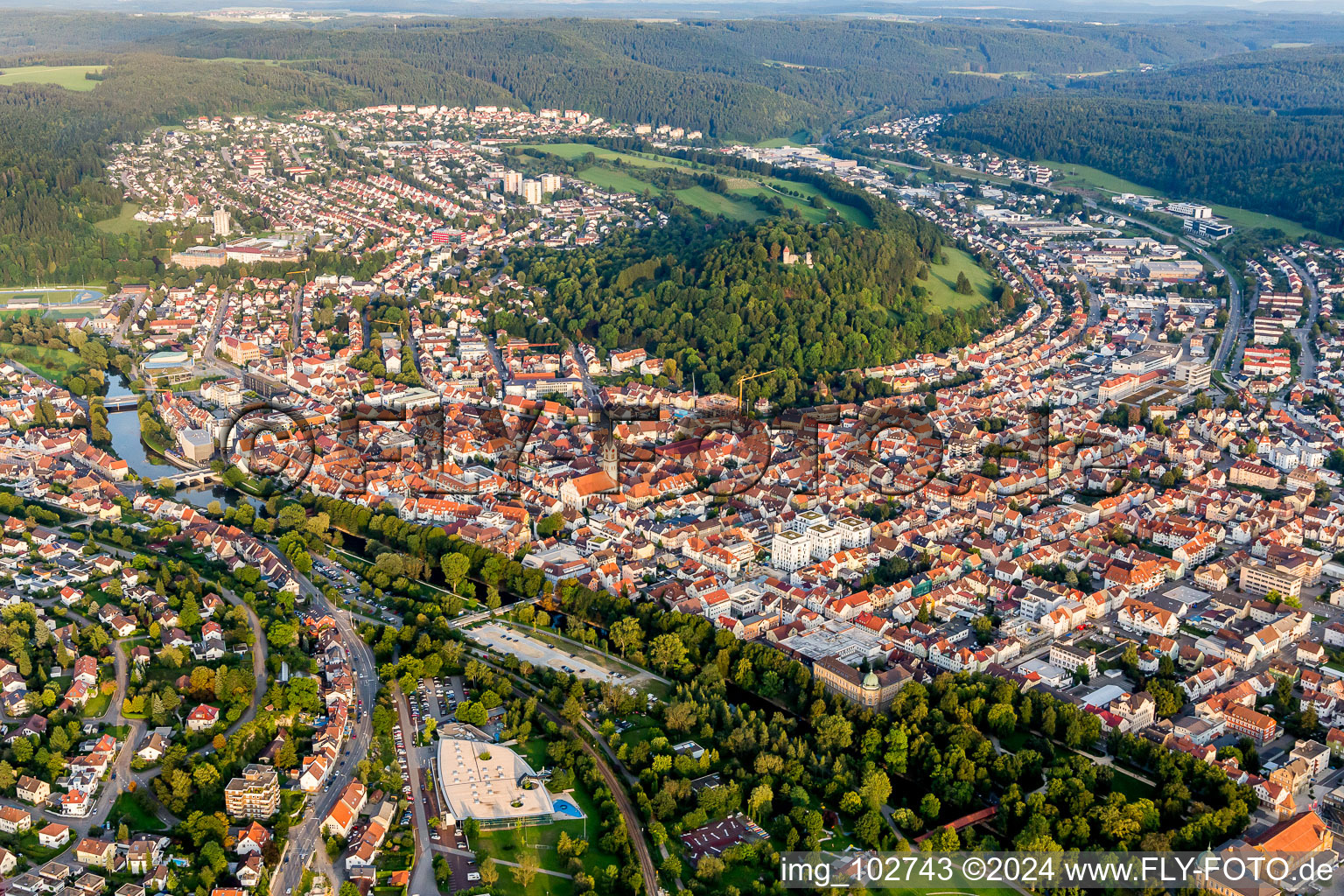 Vue aérienne de Complexe du château de Honberg au-dessus de la ville sur le Danube à Tuttlingen dans le département Bade-Wurtemberg, Allemagne