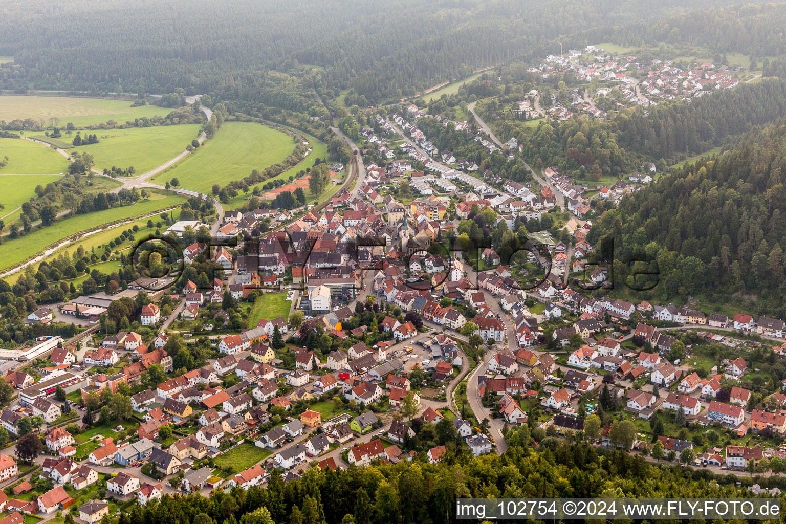 Vue aérienne de Vue des rues et des maisons des quartiers résidentiels à le quartier Möhringen in Tuttlingen dans le département Bade-Wurtemberg, Allemagne