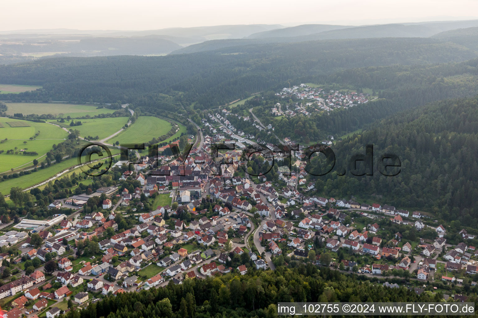 Vue aérienne de Vue des rues et des maisons des quartiers résidentiels à le quartier Möhringen in Tuttlingen dans le département Bade-Wurtemberg, Allemagne