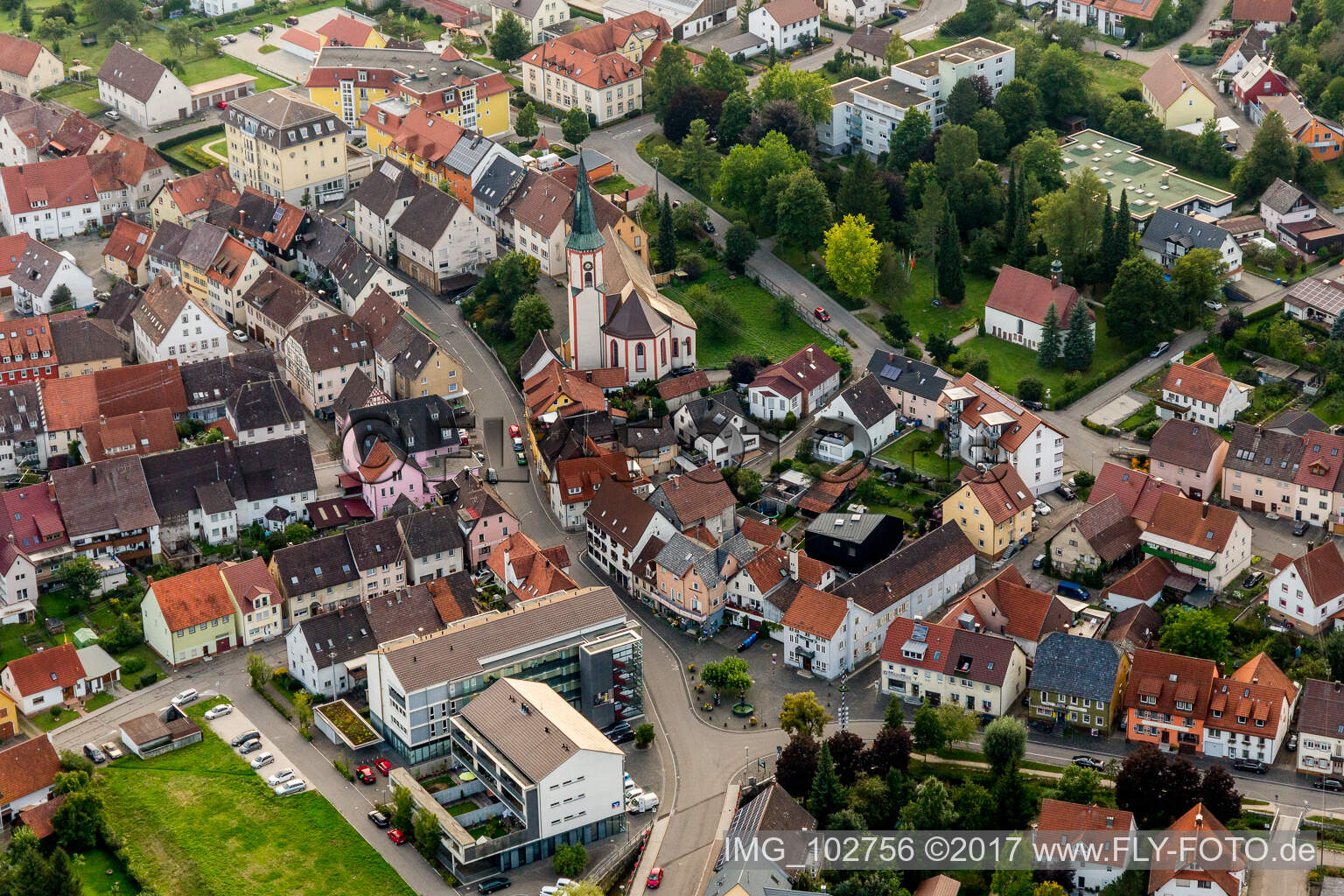 Vue aérienne de Bâtiment d'église au centre du village à Möhringen dans le département Bade-Wurtemberg, Allemagne