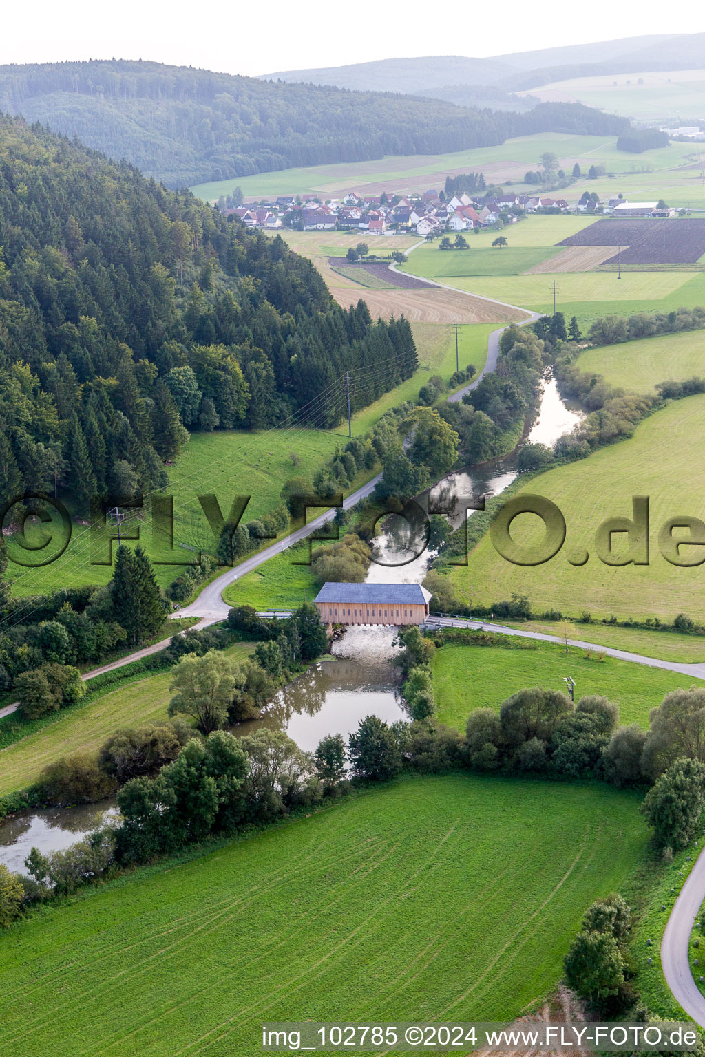 Vue aérienne de Pont couvert historique sur le Danube à Zimmern à Immendingen dans le département Bade-Wurtemberg, Allemagne