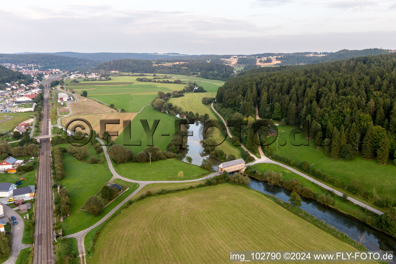 Vue aérienne de Pont couvert historique sur le Danube à Zimmern à Immendingen dans le département Bade-Wurtemberg, Allemagne