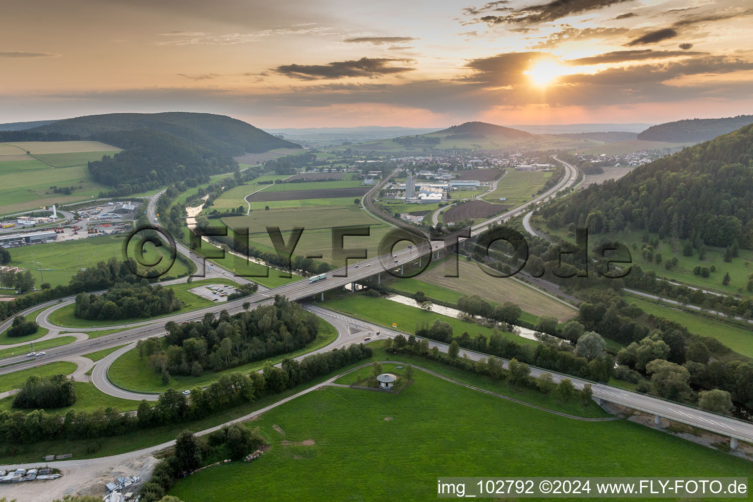 Vue aérienne de Sortie d'autoroute du BAB A81 sur la B31 avant le Geisinger Steige à Geisingen dans le département Bade-Wurtemberg, Allemagne