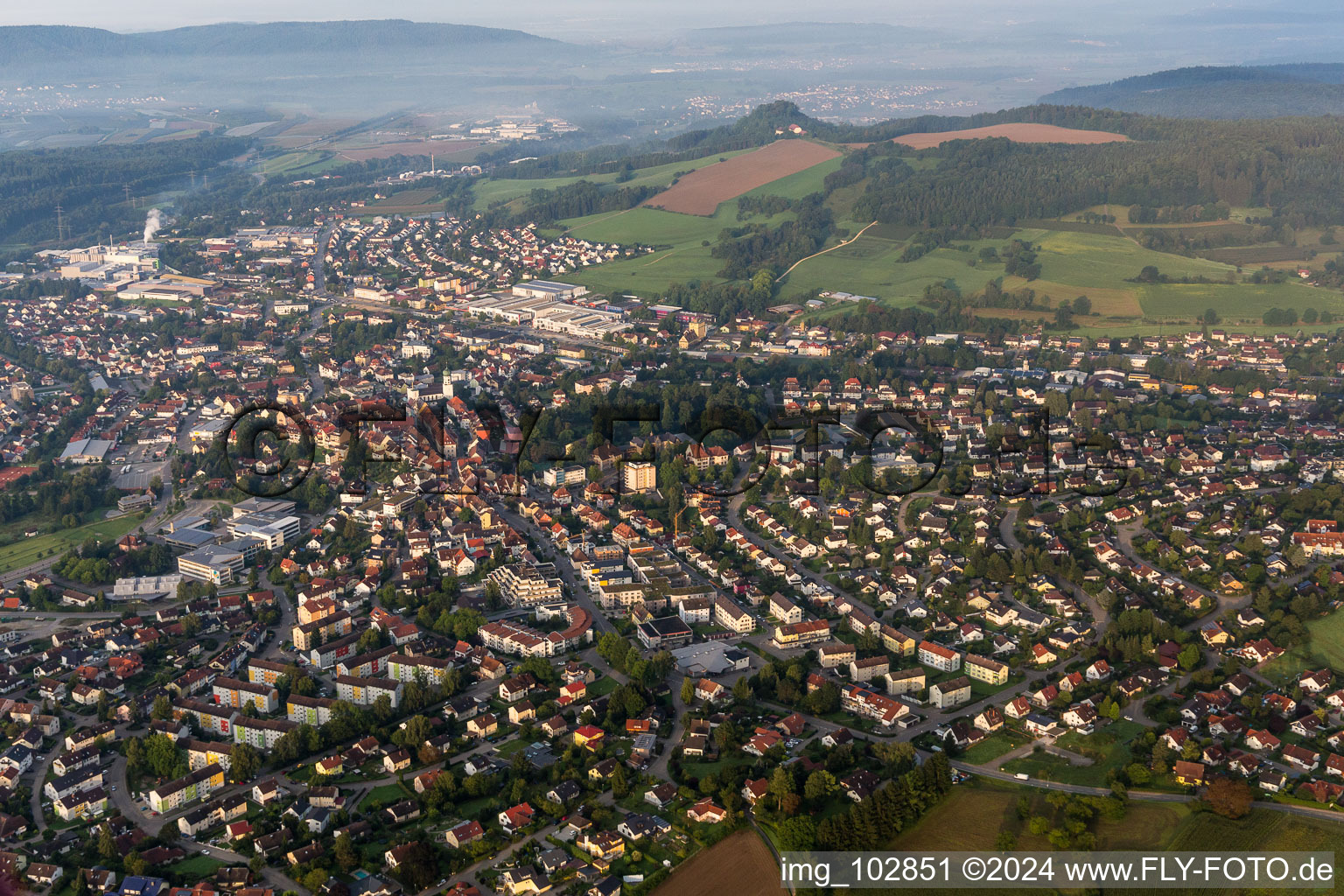 Vue aérienne de Vue des rues et des maisons des quartiers résidentiels à Stockach dans le département Bade-Wurtemberg, Allemagne