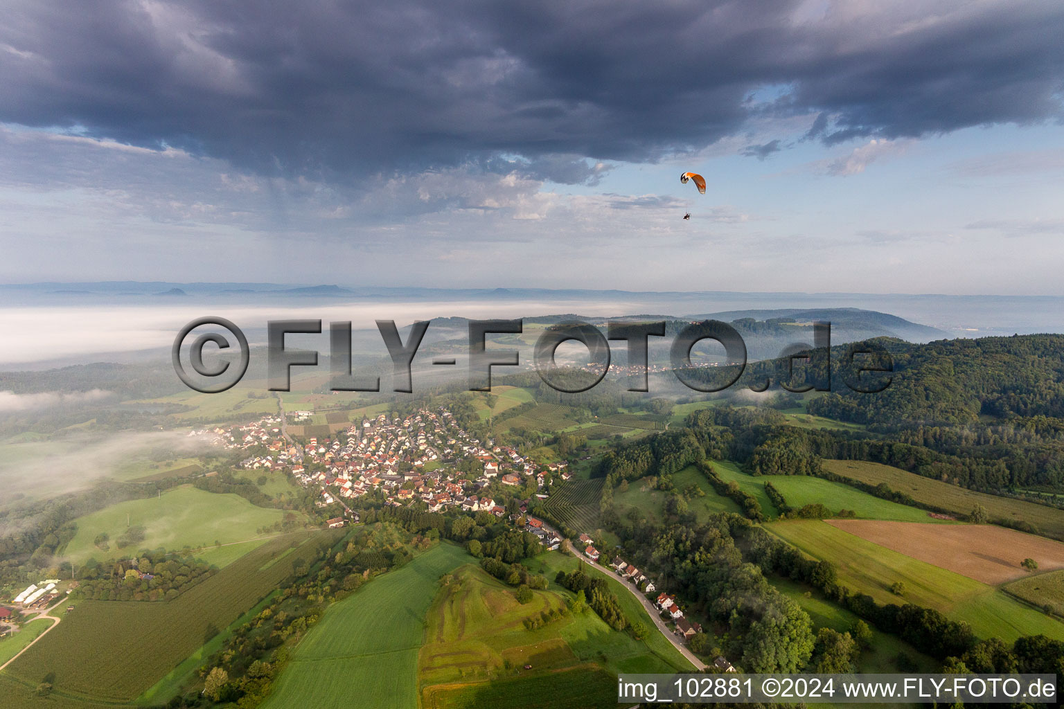 Vue aérienne de Parapente au-dessus des champs devant le lac de Constance enveloppé de brouillard matinal, dans le quartier Güttingen de Radolfzell au bord du lac de Constance à Güttingen dans le département Bade-Wurtemberg, Allemagne