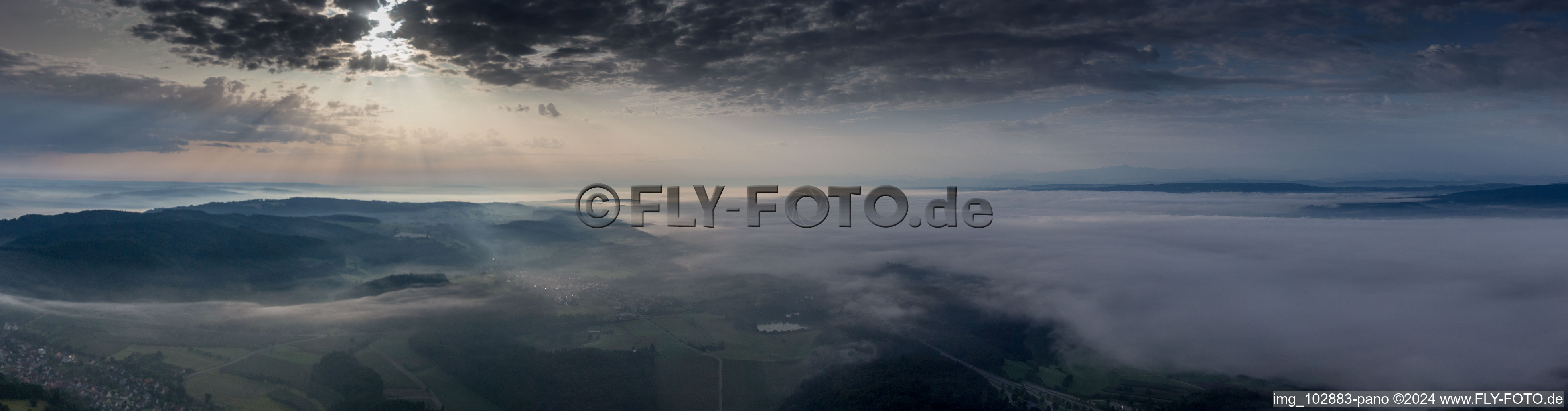 Vue aérienne de Panorama avec brouillard au sol au lever du soleil sur le lac de Constance dans le quartier de Stahringen à Radolfzell am Bodensee dans le département Bade-Wurtemberg, Allemagne