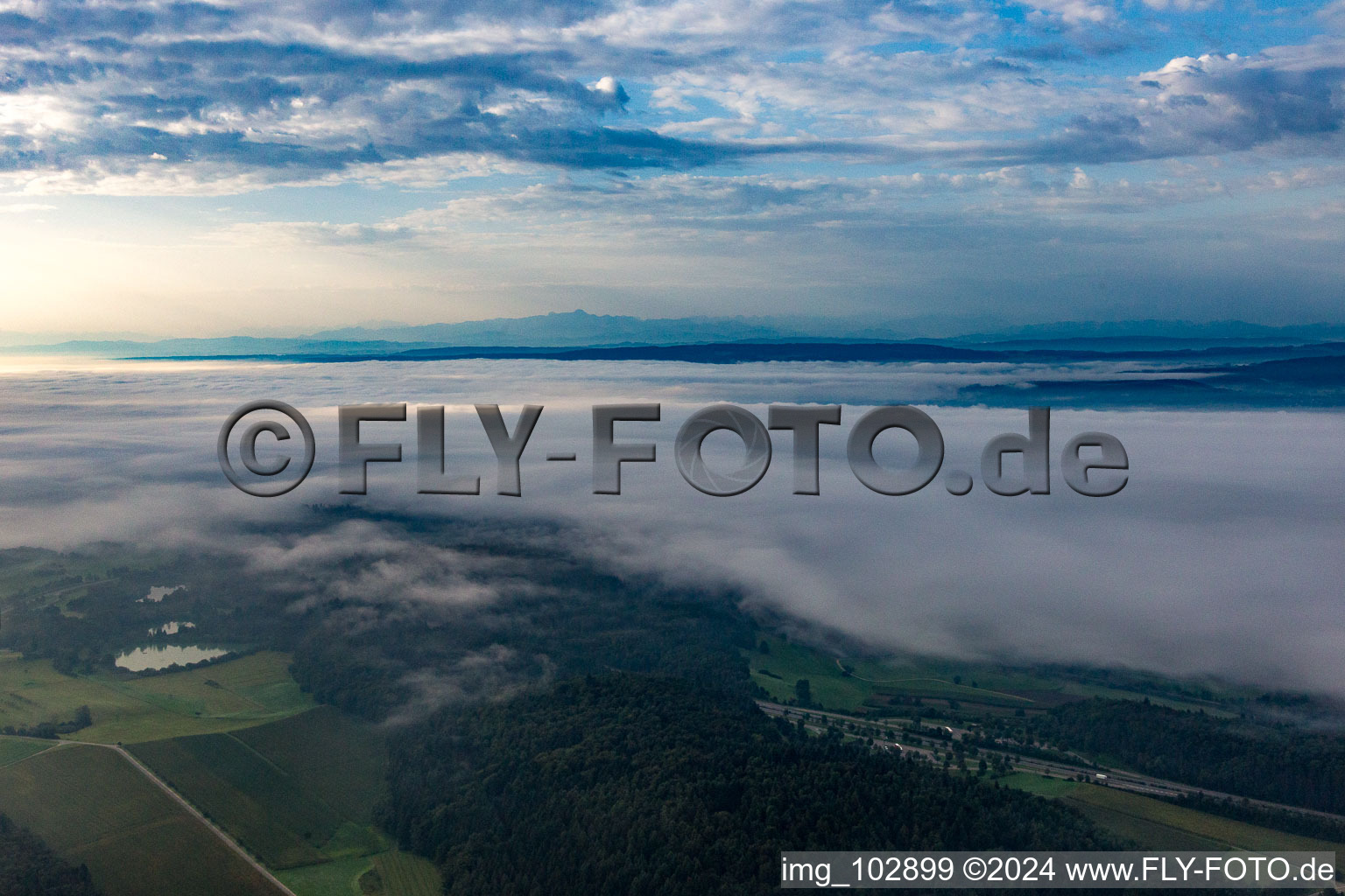 Vue aérienne de Brouillard sur l'aire de repos de Brandbühl sur la B33 vers le lac de Constance à le quartier Güttingen in Radolfzell am Bodensee dans le département Bade-Wurtemberg, Allemagne