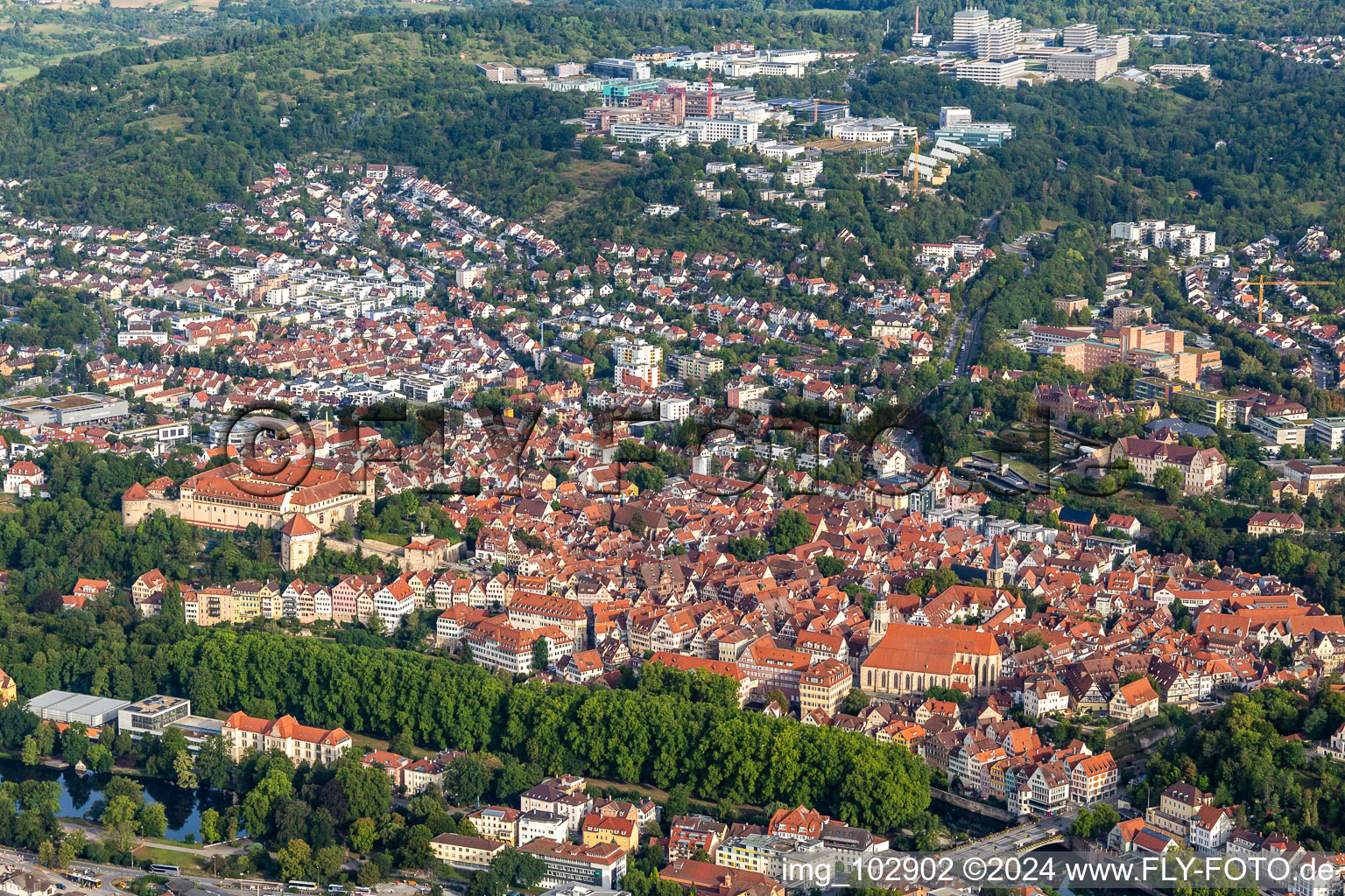 Vue aérienne de Vue sur la ville du centre-ville depuis le château de Hohentübingen en passant par le Neckar, la vieille ville jusqu'à la collégiale Saint-Georges à Tübingen dans le département Bade-Wurtemberg, Allemagne