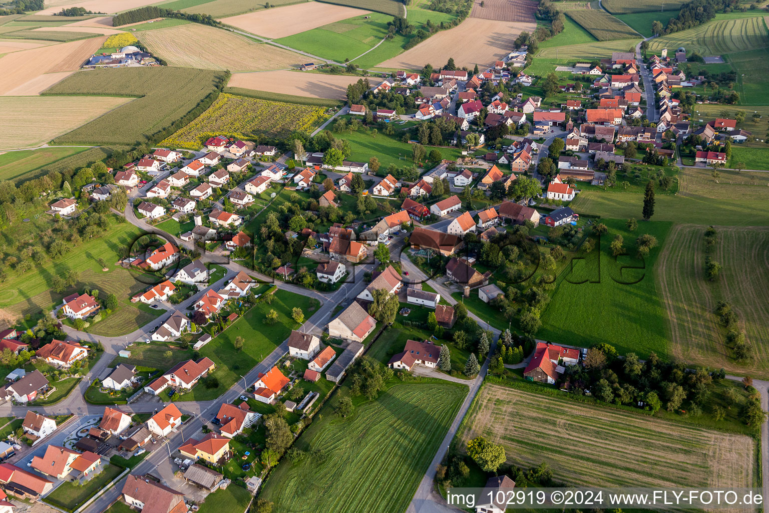 Vue aérienne de Champs agricoles et surfaces utilisables à Völlkofen dans le département Bade-Wurtemberg, Allemagne