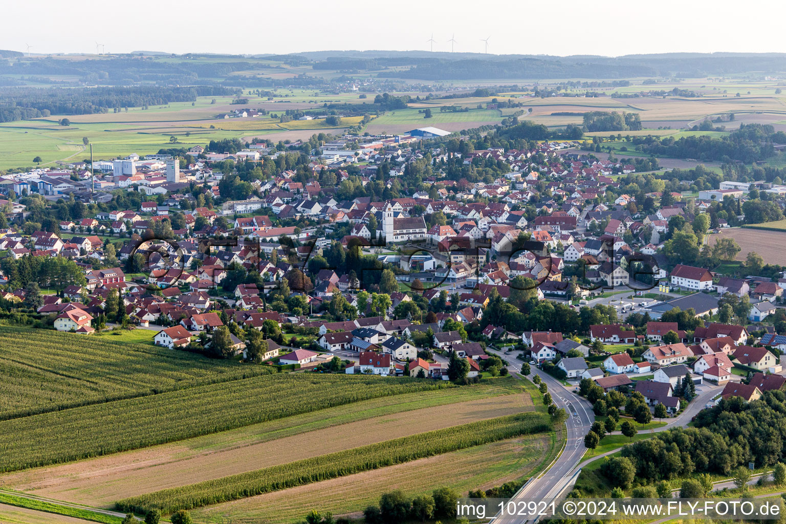 Vue aérienne de Vue des rues et des maisons des quartiers résidentiels à Ostrach dans le département Bade-Wurtemberg, Allemagne