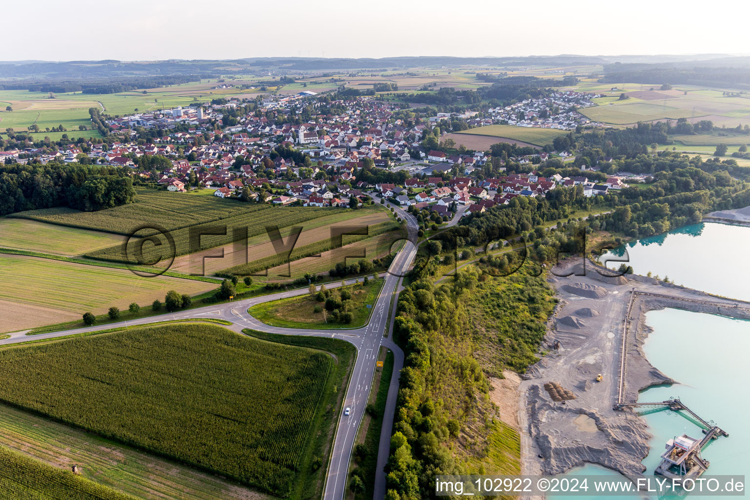 Vue aérienne de Zones riveraines du lac de la gravière à Ostrach dans le département Bade-Wurtemberg, Allemagne