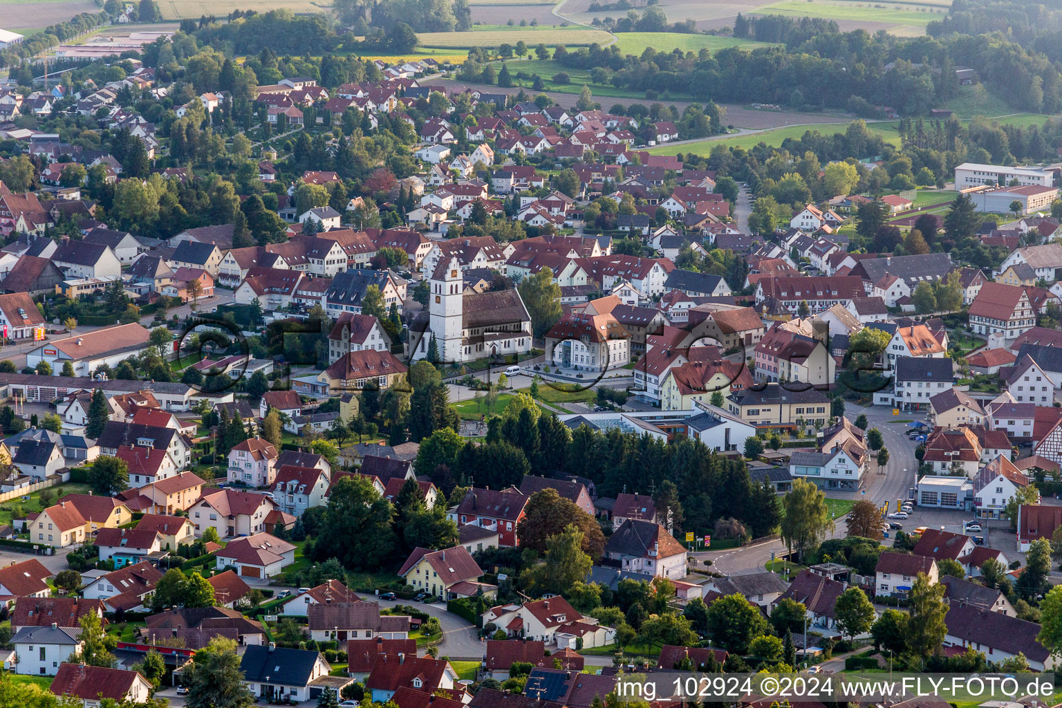 Vue aérienne de Catholique Paroisse d'Ostrachtal à Ostrach dans le département Bade-Wurtemberg, Allemagne