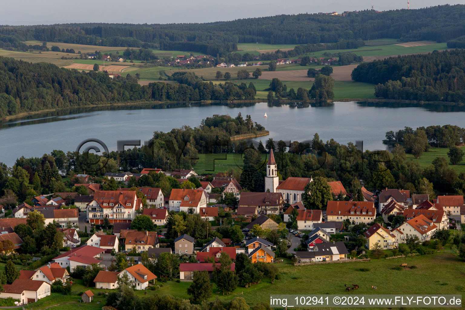 Vue oblique de Illmensee dans le département Bade-Wurtemberg, Allemagne