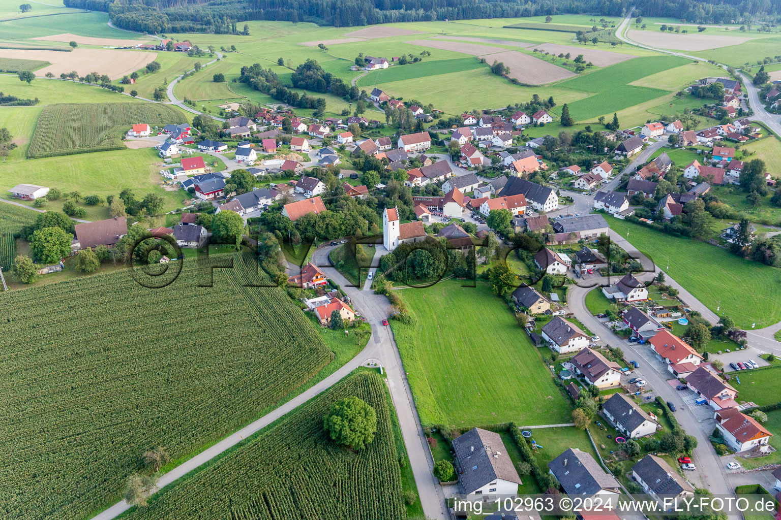 Vue aérienne de Saint Remigus du nord à le quartier Sentenhart in Wald dans le département Bade-Wurtemberg, Allemagne