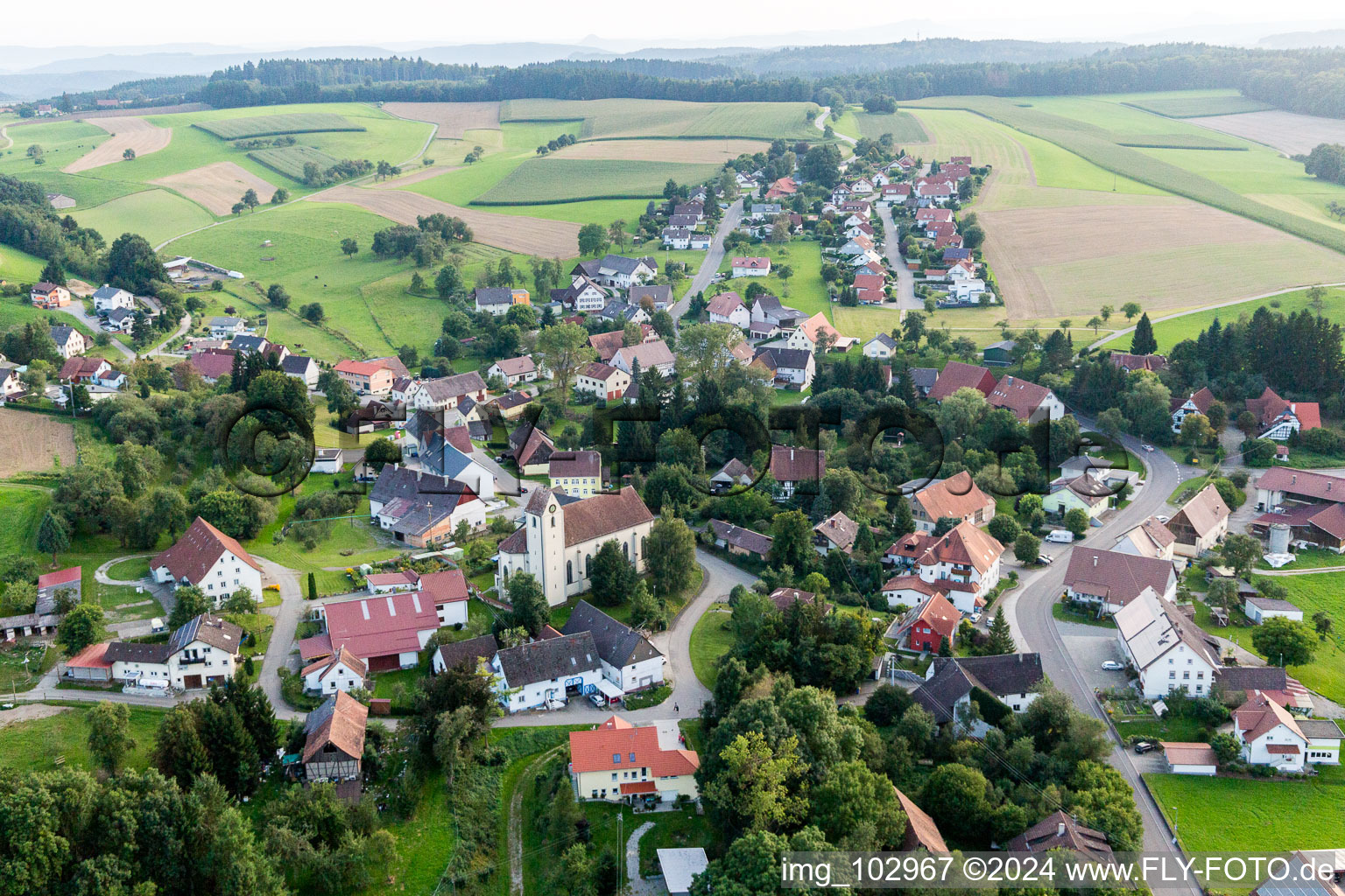 Vue aérienne de Église Saint-Oswald au centre du village à le quartier Mindersdorf in Hohenfels dans le département Bade-Wurtemberg, Allemagne