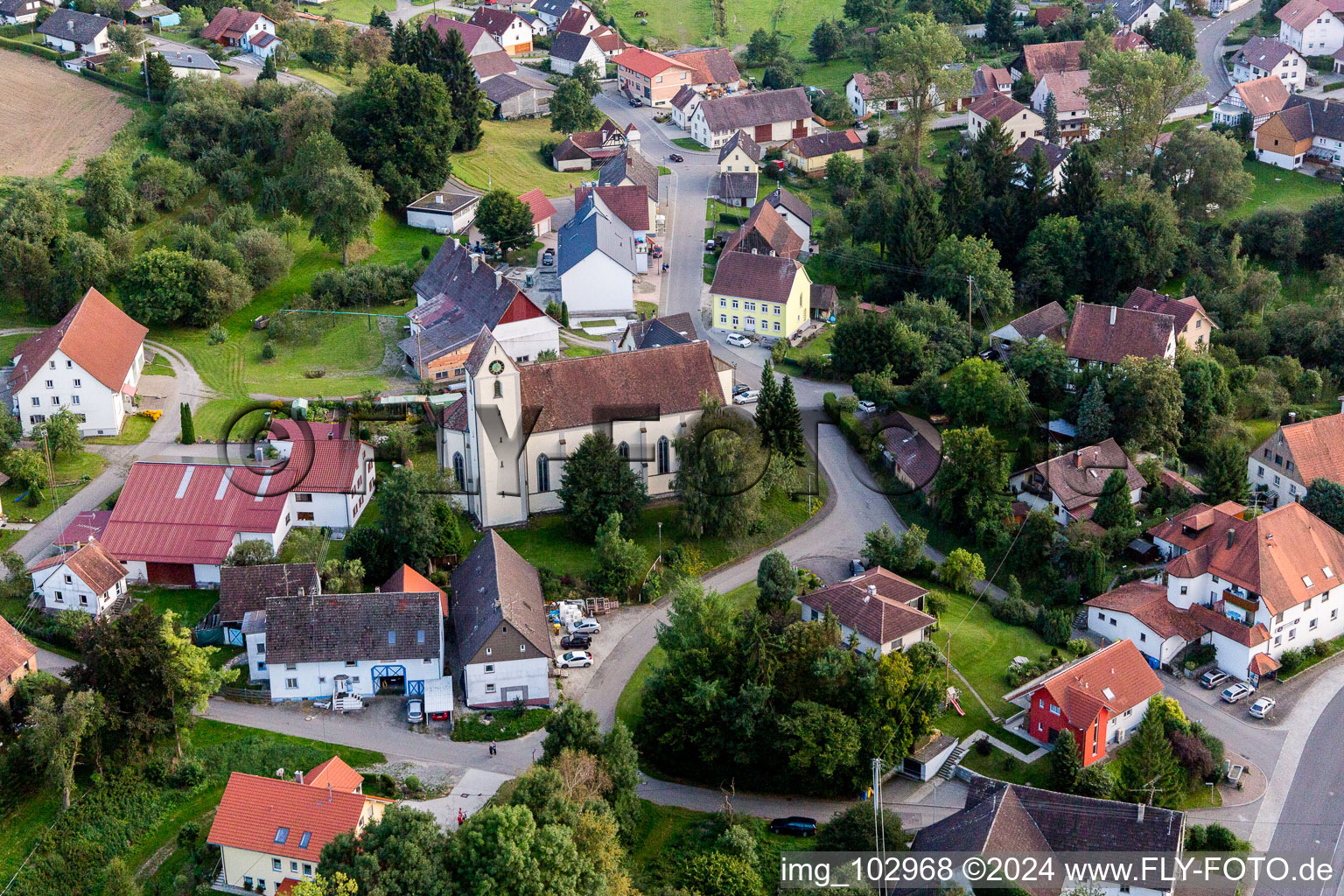 Vue aérienne de Église Saint-Oswald au centre du village à le quartier Mindersdorf in Hohenfels dans le département Bade-Wurtemberg, Allemagne