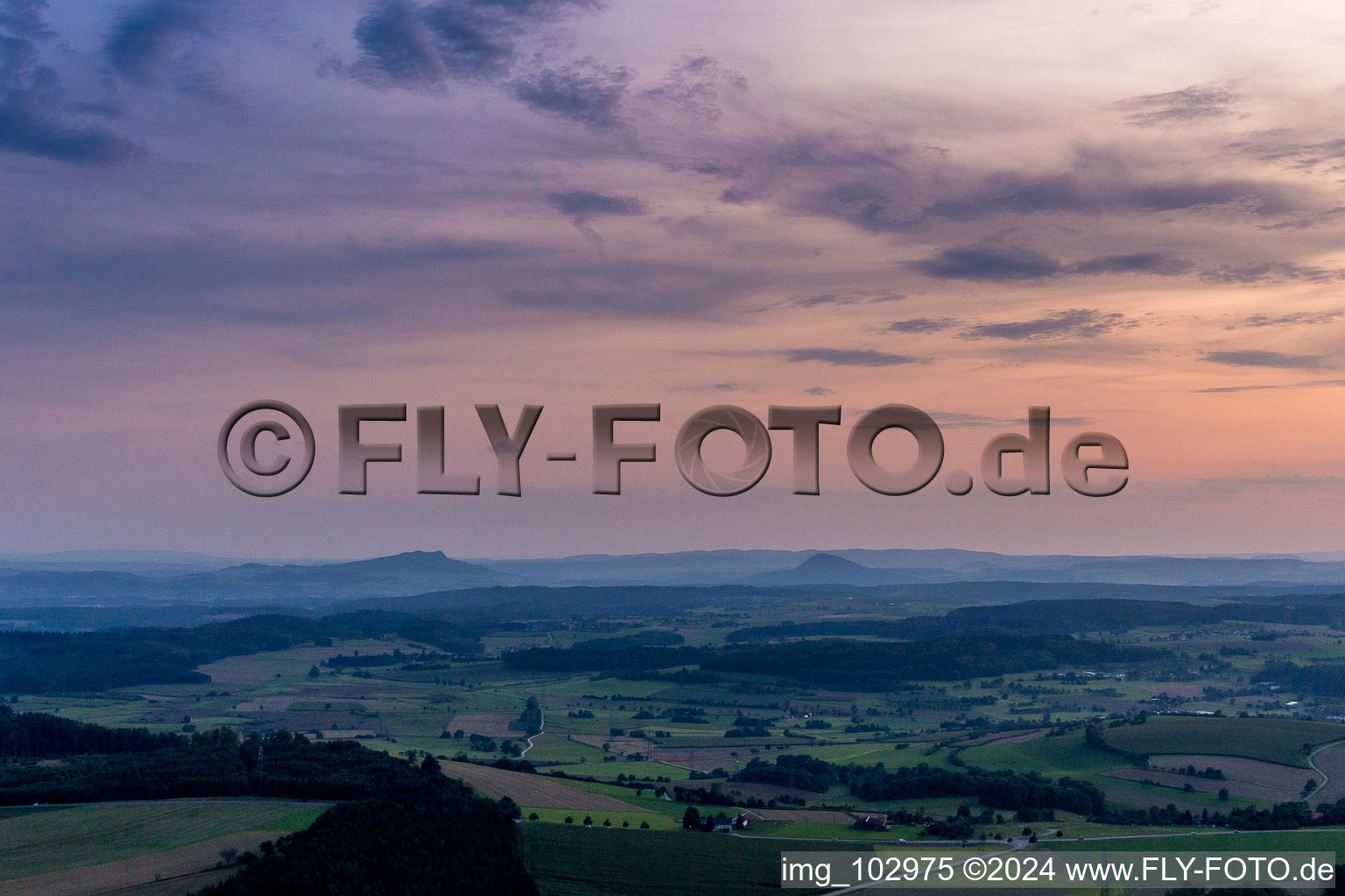 Vue aérienne de Paysage volcanique de Hegau au coucher du soleil à Engen dans le département Bade-Wurtemberg, Allemagne