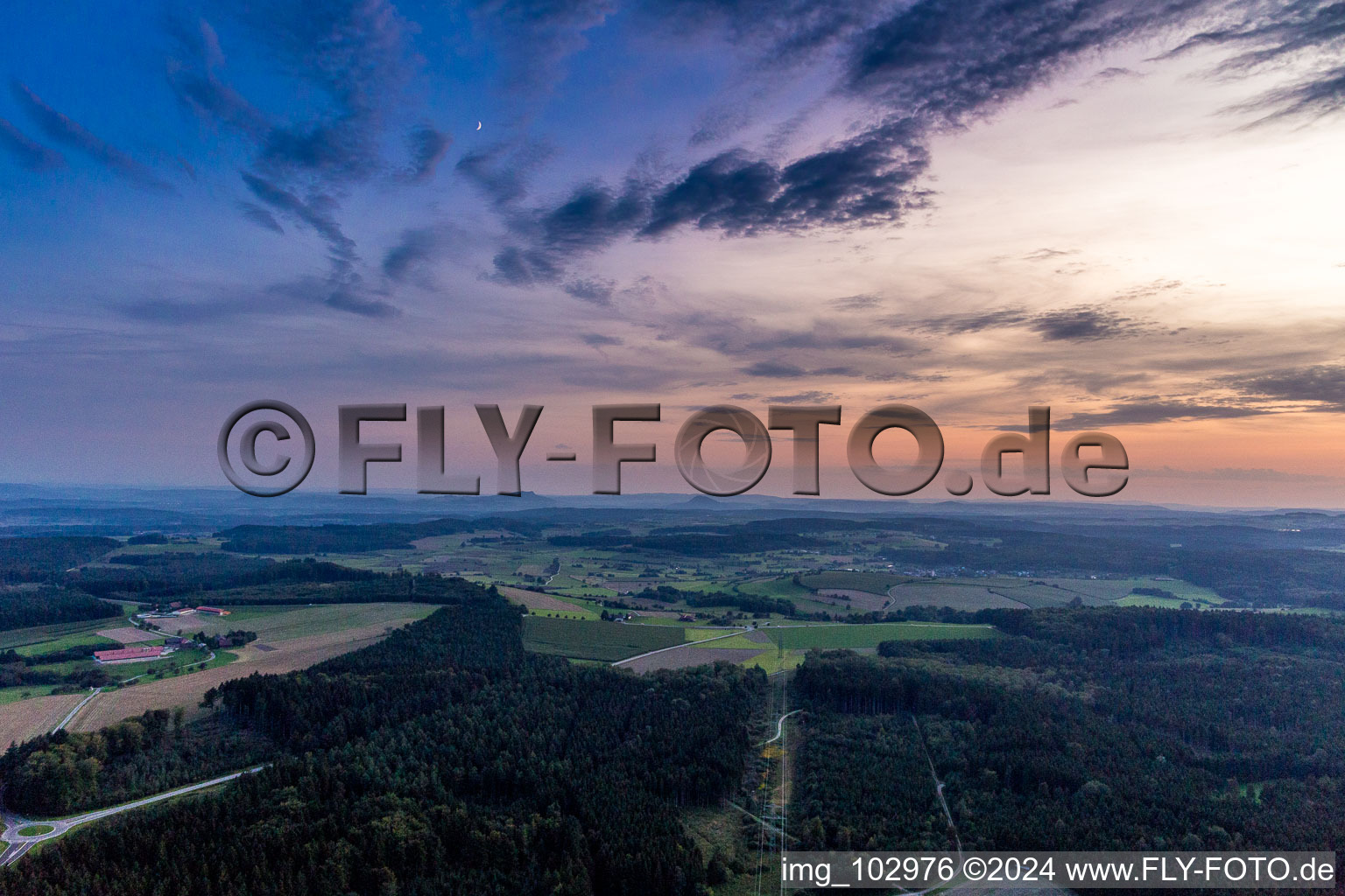 Vue aérienne de Paysage volcanique de Hegau au coucher du soleil à Engen dans le département Bade-Wurtemberg, Allemagne