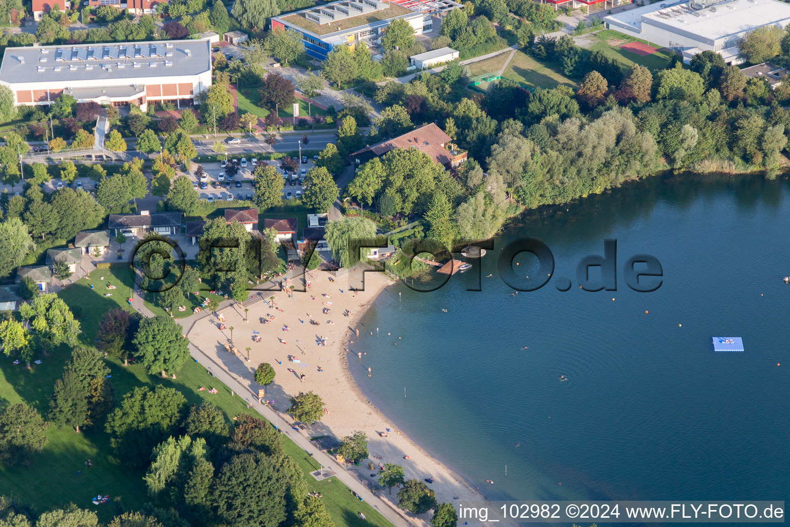 Vue aérienne de Lac de baignade à Bensheim dans le département Hesse, Allemagne