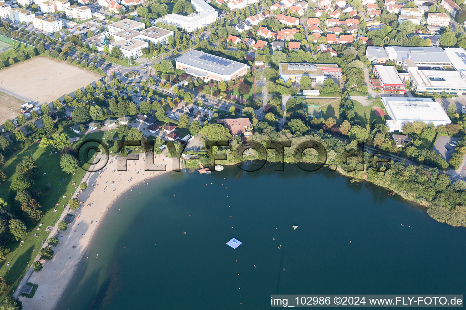 Lac de baignade à Bensheim dans le département Hesse, Allemagne hors des airs