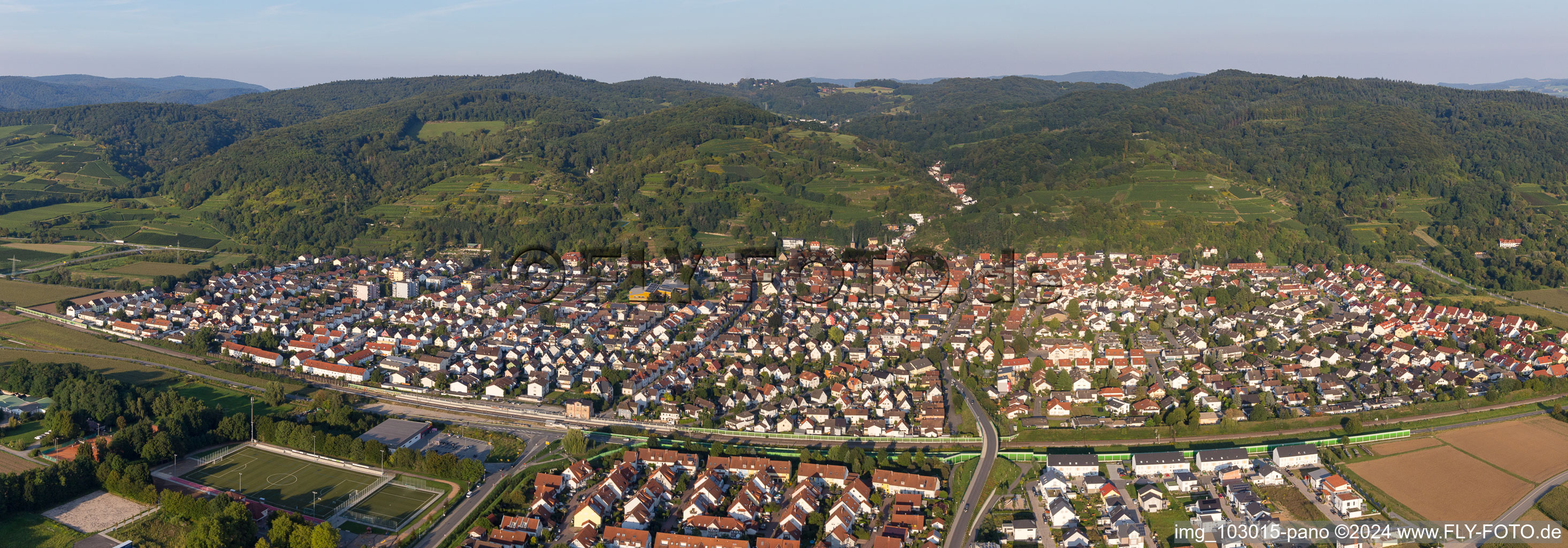 Laudenbach dans le département Bade-Wurtemberg, Allemagne vu d'un drone