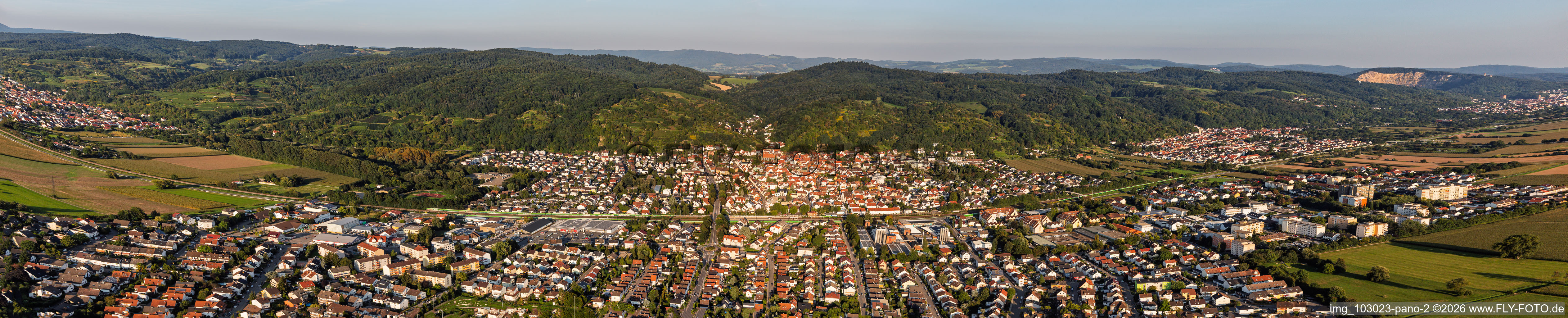 Panorama urbain en bordure de la forêt d'Odenwald, vu de l'ouest à Hemsbach dans le département Bade-Wurtemberg, Allemagne