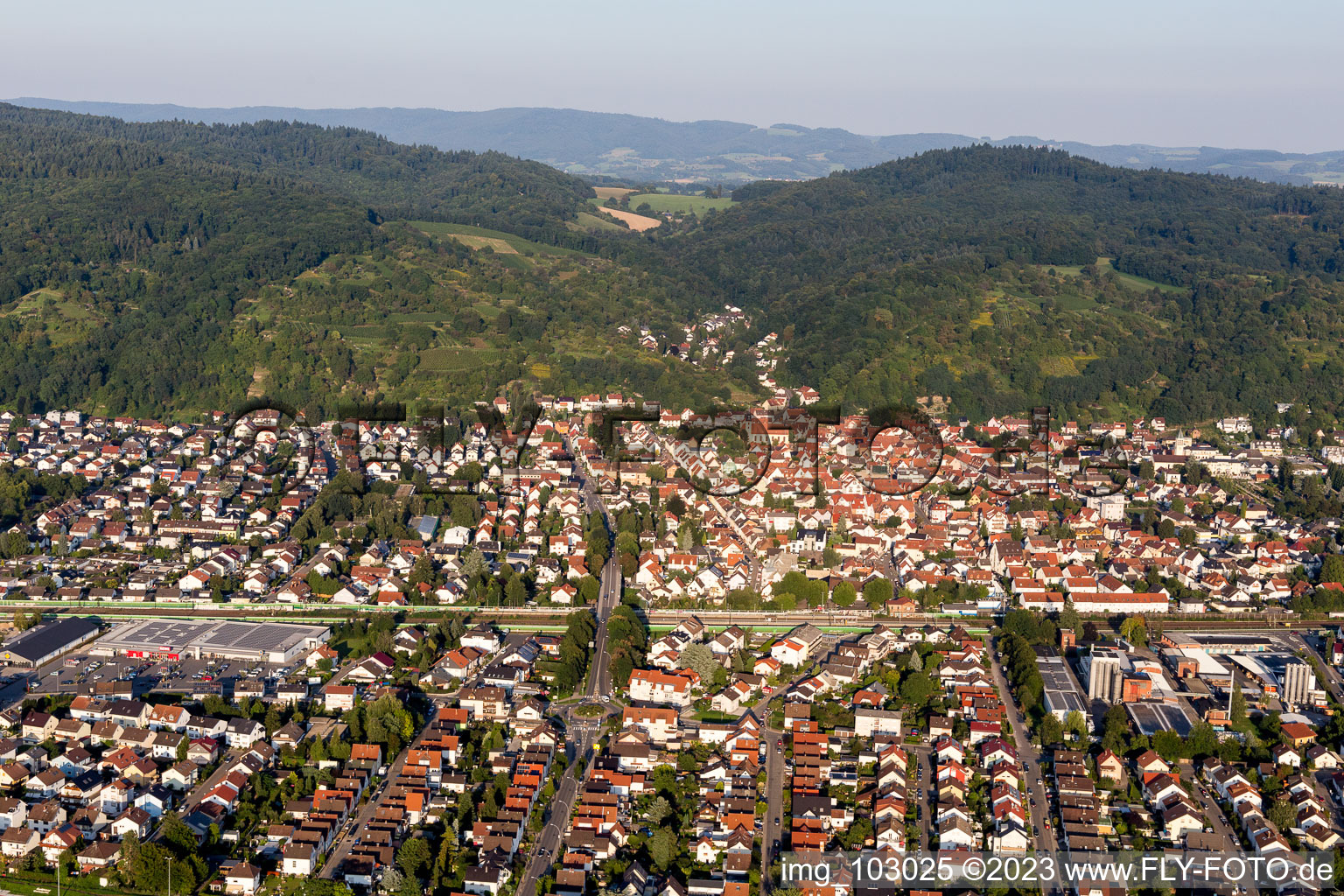 Hemsbach dans le département Bade-Wurtemberg, Allemagne du point de vue du drone