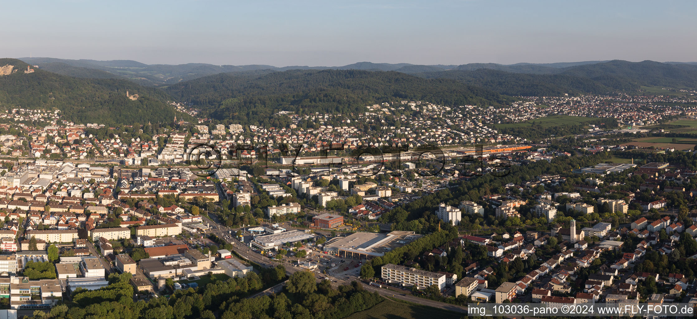 Vue aérienne de Vue des rues et des maisons des quartiers résidentiels à Weinheim dans le département Bade-Wurtemberg, Allemagne