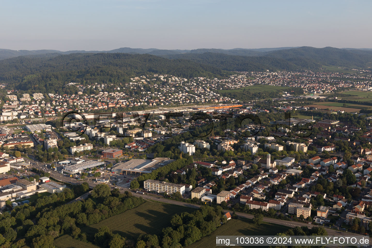 Weinheim dans le département Bade-Wurtemberg, Allemagne depuis l'avion