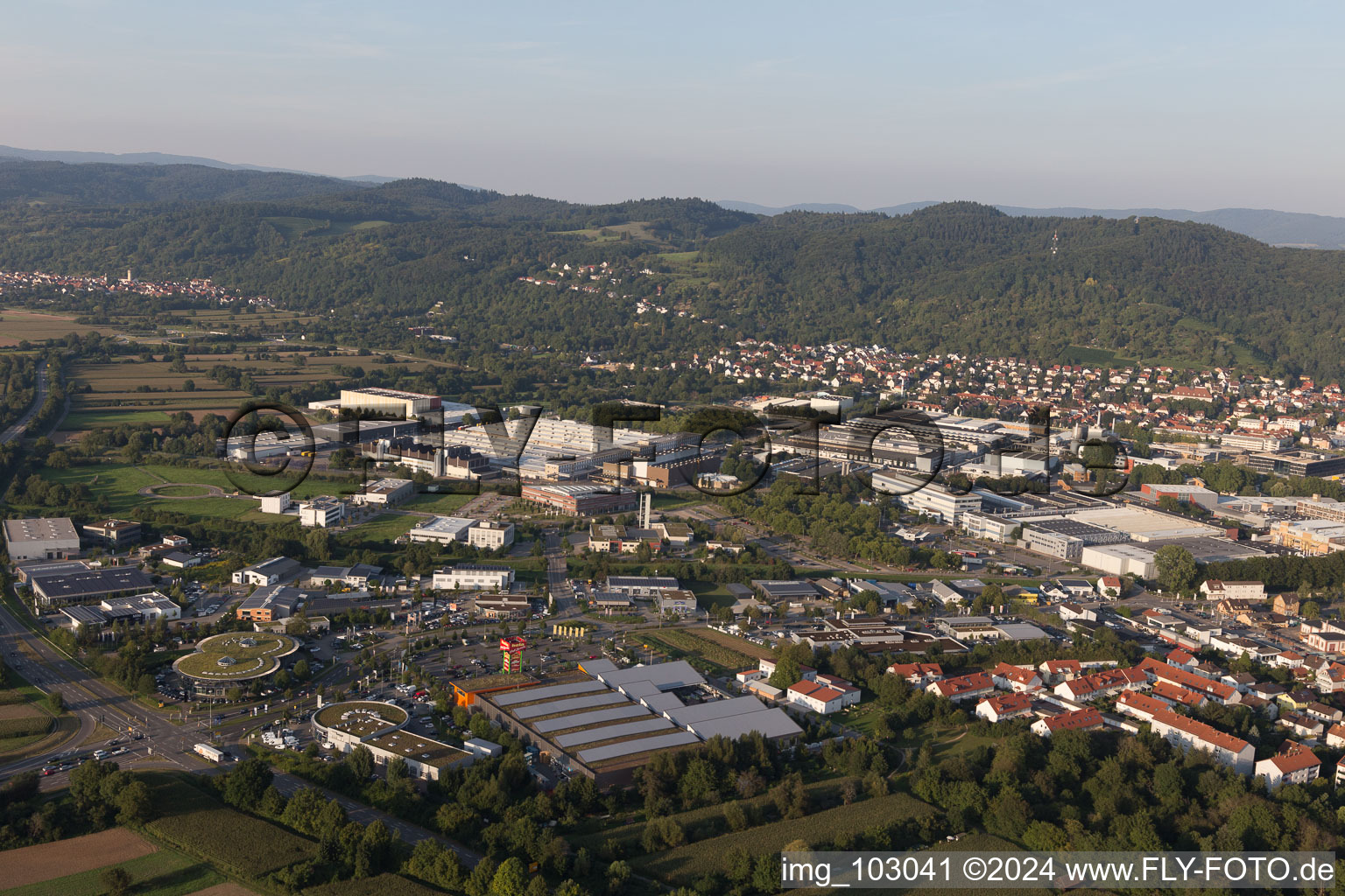 Weinheim dans le département Bade-Wurtemberg, Allemagne du point de vue du drone