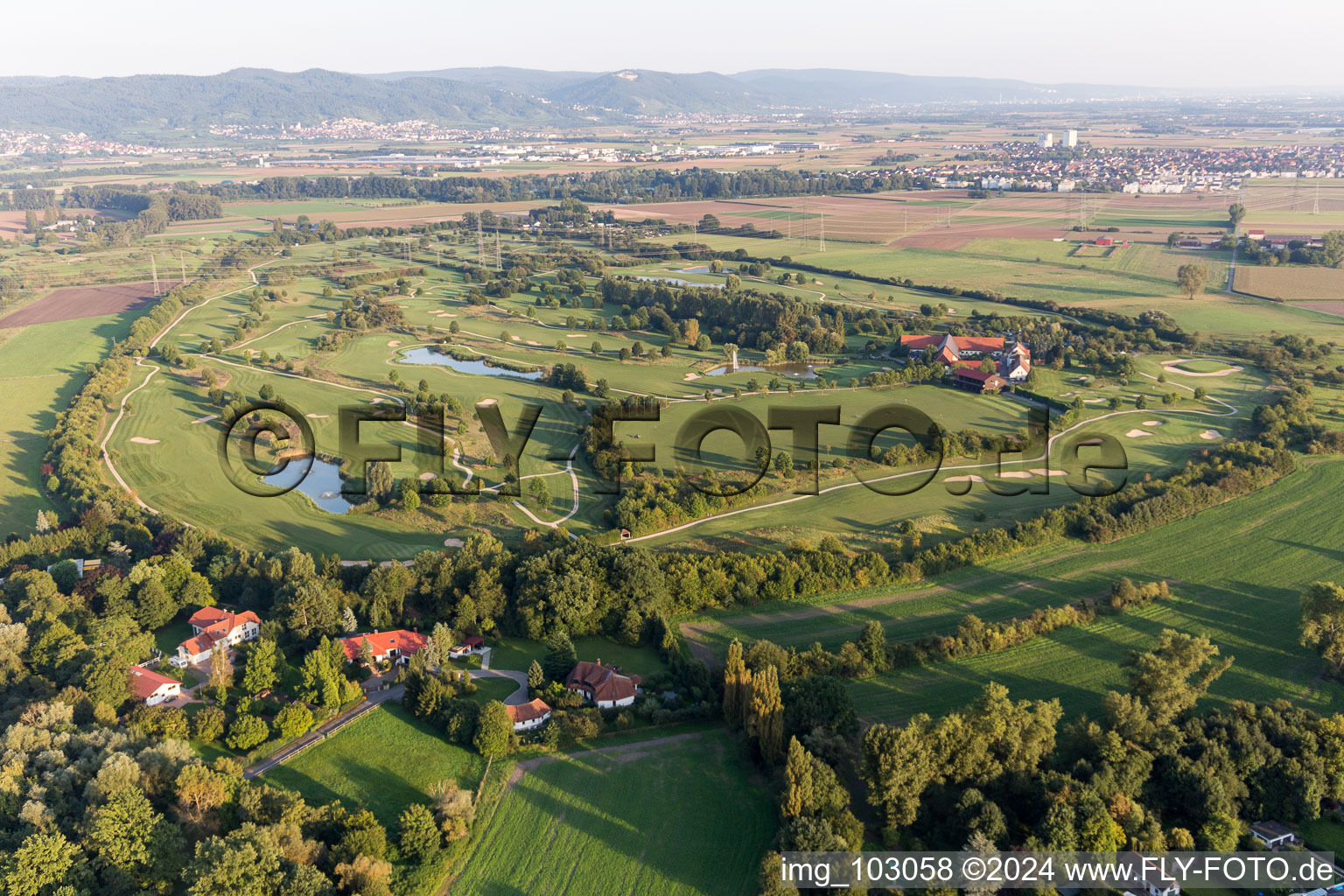 Terrain de golf Heddesheim Gut Neuzenhof à Heddesheim dans le département Bade-Wurtemberg, Allemagne hors des airs