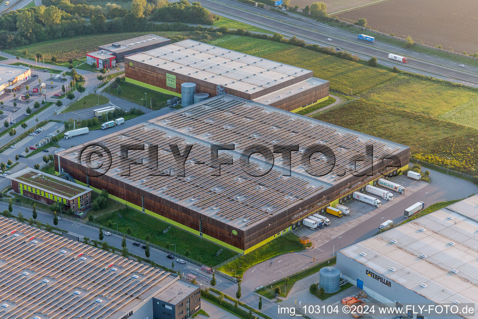 Vue aérienne de Ensemble immobilier et site du centre logistique du centre de distribution Alnatura à Lorsch dans le département Hesse, Allemagne