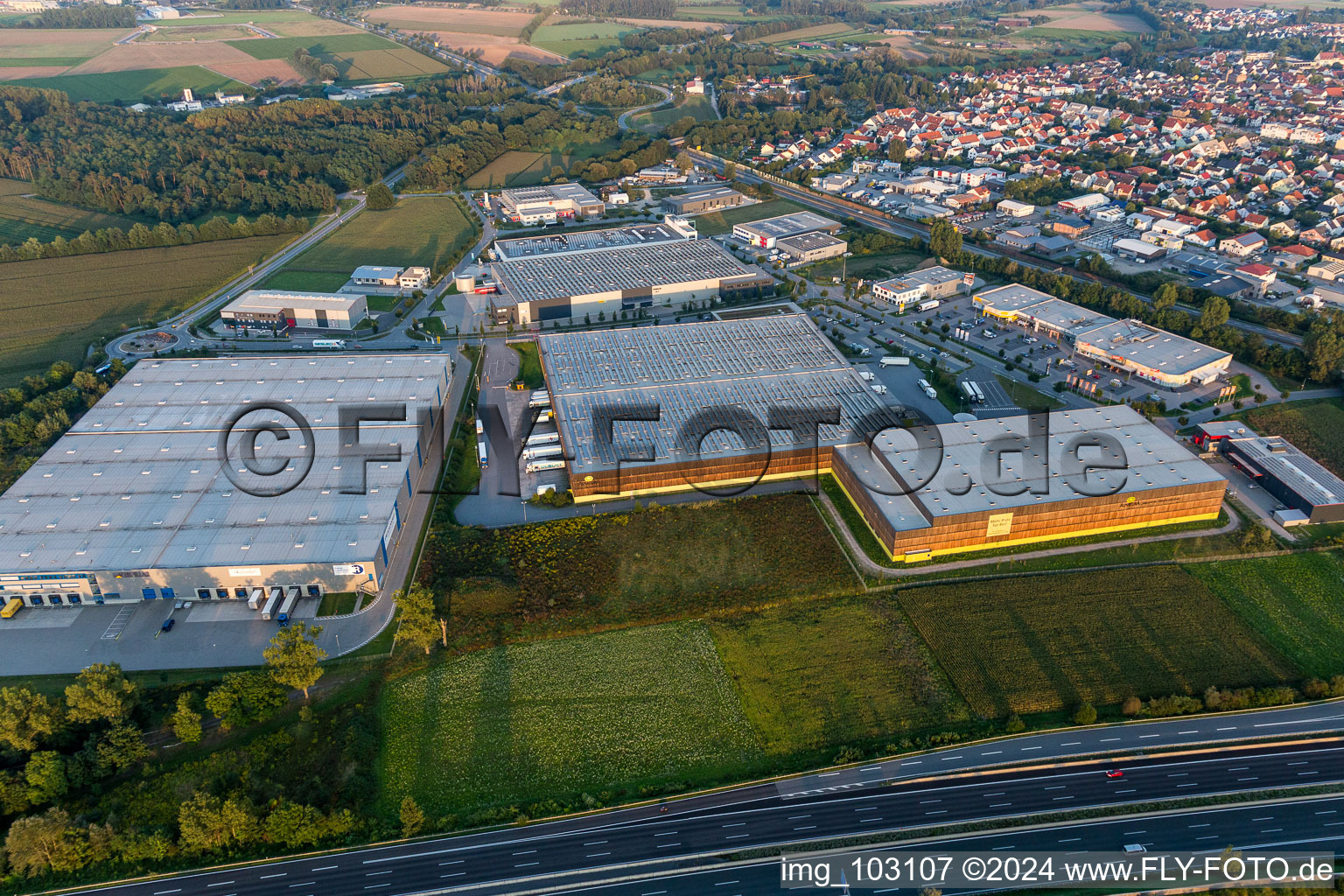 Photographie aérienne de Ensemble immobilier et site du centre logistique du centre de distribution Alnatura à Lorsch dans le département Hesse, Allemagne