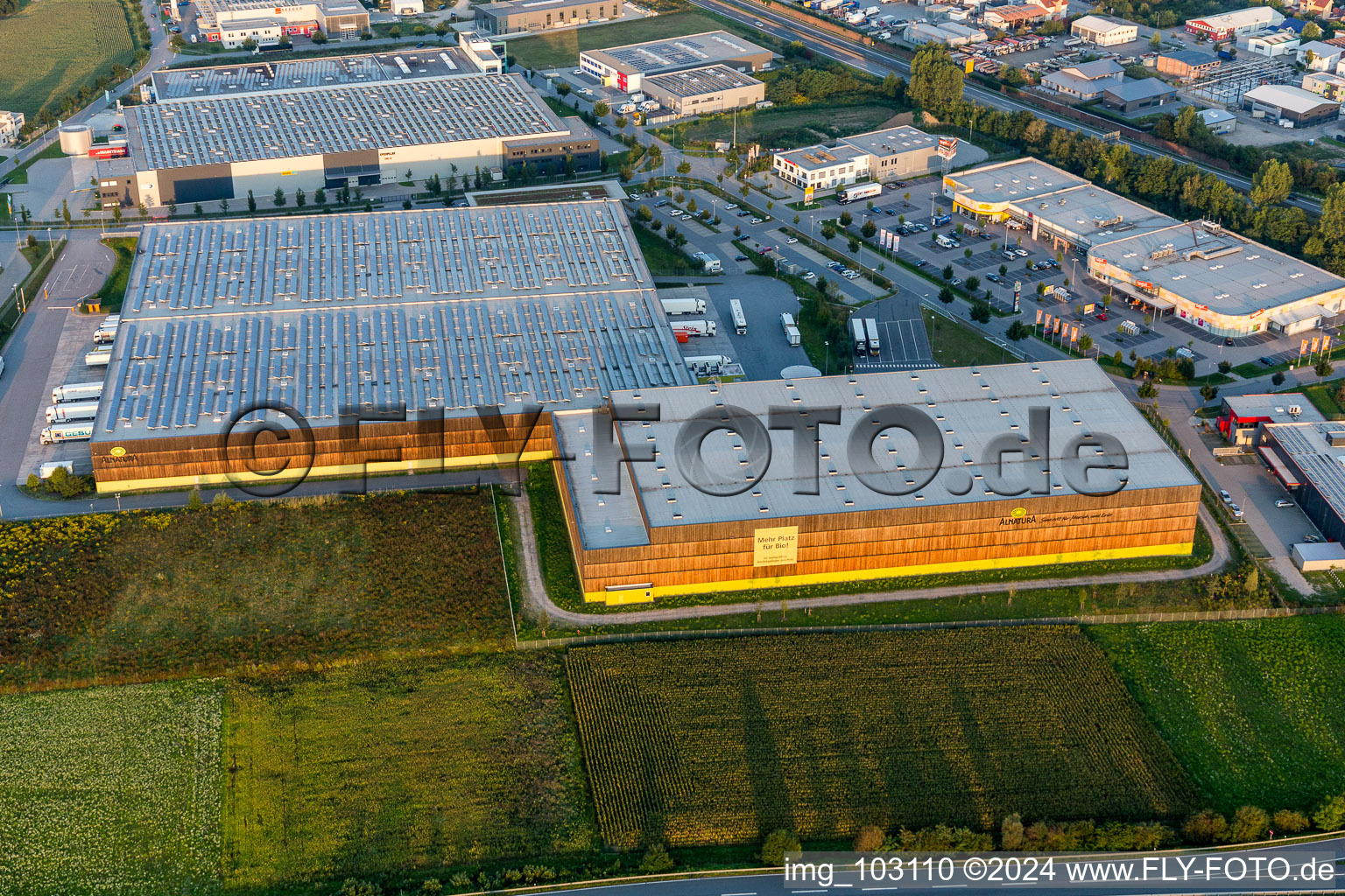 Vue oblique de Ensemble immobilier et site du centre logistique du centre de distribution Alnatura à Lorsch dans le département Hesse, Allemagne