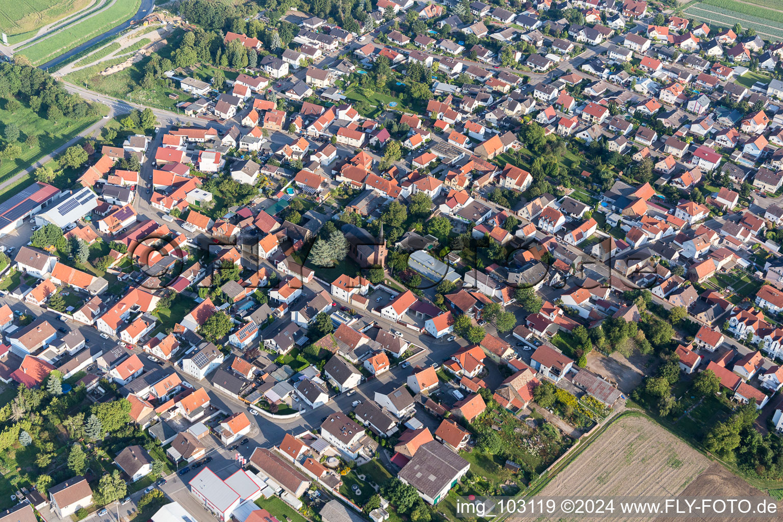 Vue aérienne de Vue sur le village à le quartier Wattenheim in Biblis dans le département Hesse, Allemagne