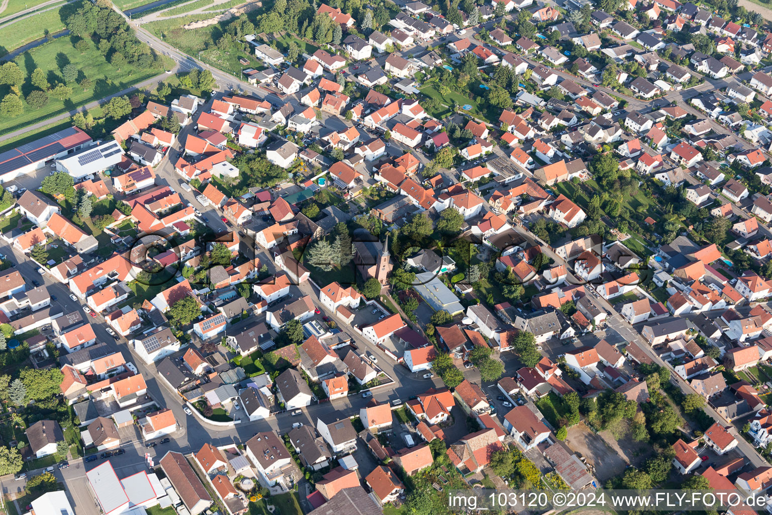 Vue aérienne de Église de Christophe à le quartier Wattenheim in Biblis dans le département Hesse, Allemagne